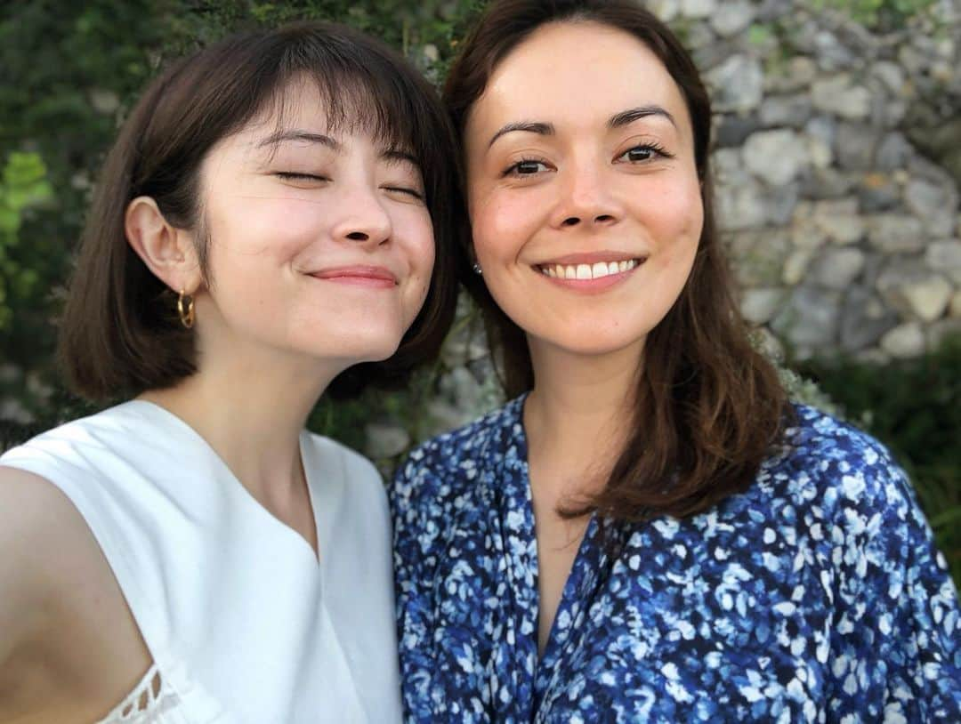 宮澤エマさんのインスタグラム写真 - (宮澤エマInstagram)「飛んでいきたいな☀︎So many things I miss in this photo.   #travelling #summerdresses  #sunsetdinneralfresco  #bigsis   夏は夏は夏。 2020なりの楽しみ方を見つけていきたいです。  でもやっぱり会いに 飛んでいきたいな。  あ、そして　#25ans に姉妹対談を取り上げて頂きました！ぜひぜひチェックしてください🍋」8月5日 23時42分 - emmamiyazawa