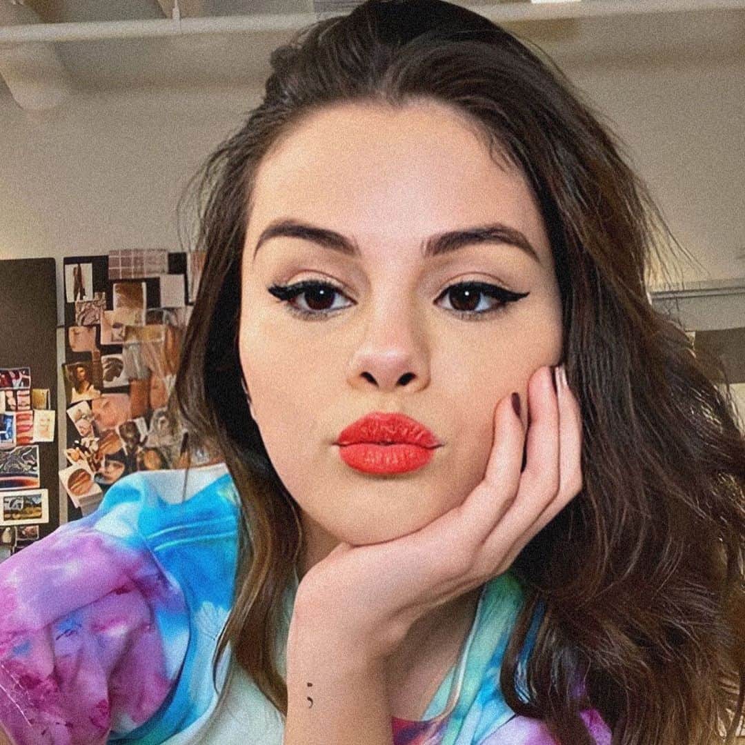Always With Selenaさんのインスタグラム写真 - (Always With SelenaInstagram)「Selena x @rarebeauty   LOOK AT THAT LIP, I CAN'T」8月5日 23時53分 - amazingsgomez