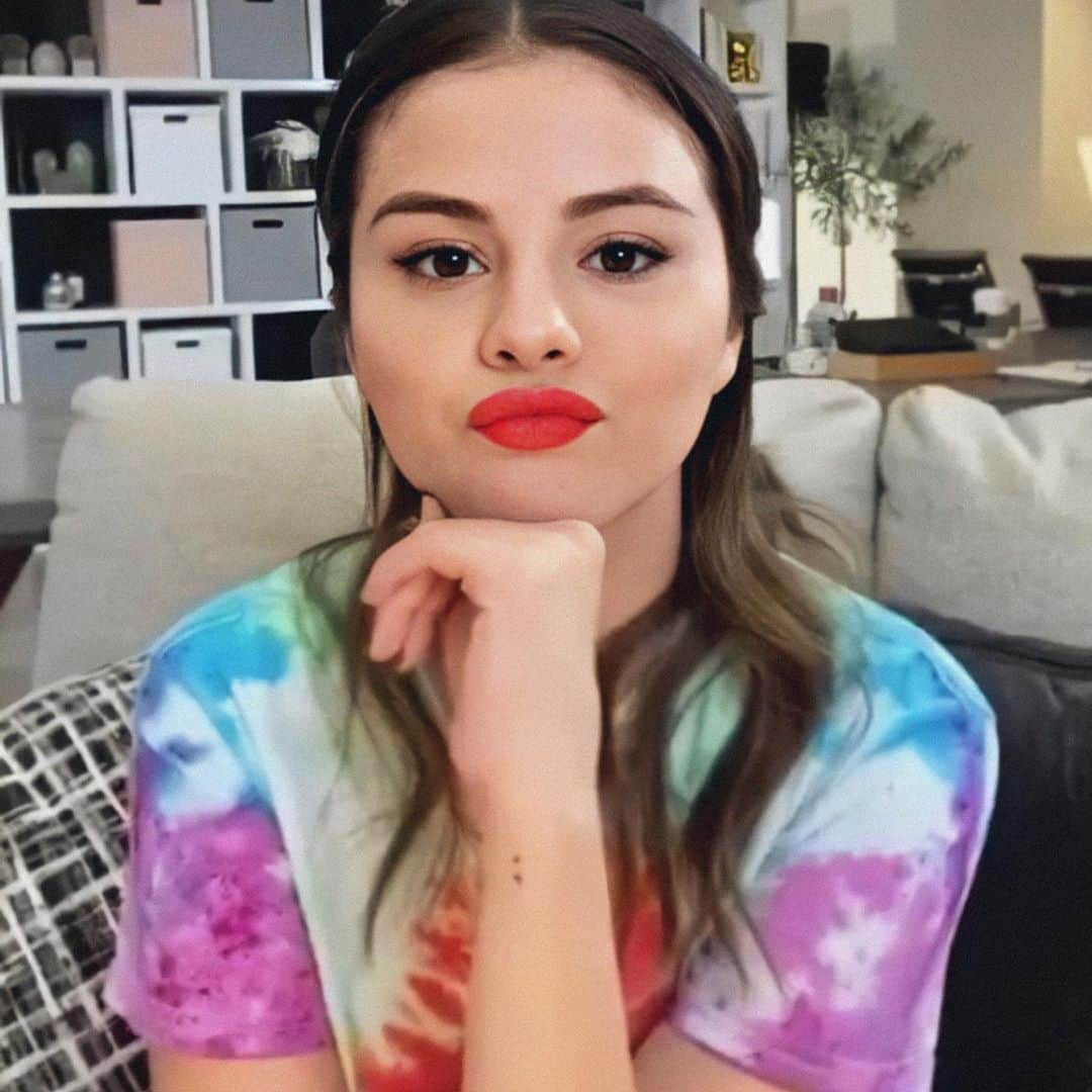 Always With Selenaさんのインスタグラム写真 - (Always With SelenaInstagram)「Selena x @rarebeauty   LOOK AT THAT LIP, I CAN'T」8月5日 23時53分 - amazingsgomez