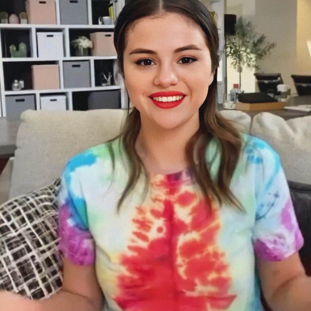 Always With Selenaのインスタグラム：「Selena x @rarebeauty   LOOK AT THAT LIP, I CAN'T」