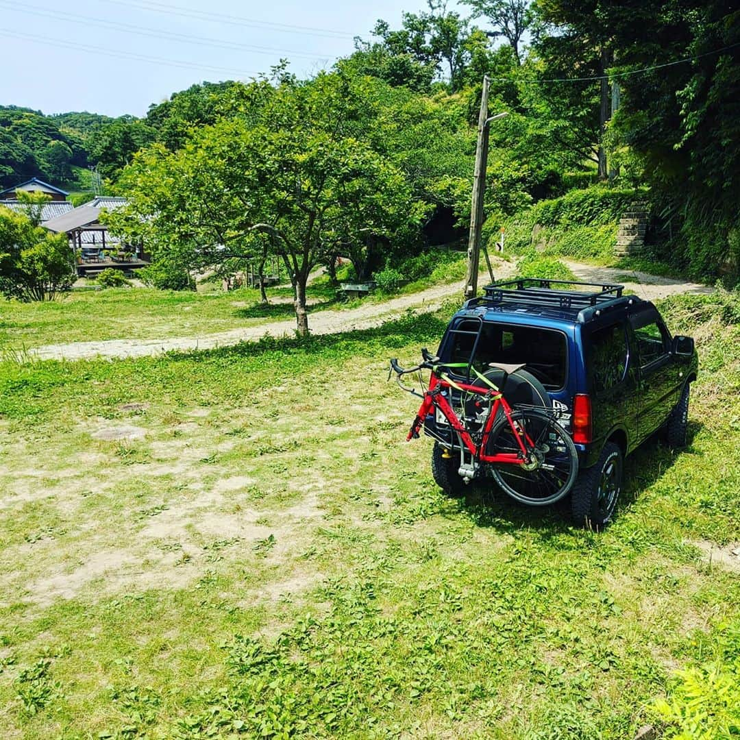 山下晃和さんのインスタグラム写真 - (山下晃和Instagram)「【CAR&BIKE&CAMP】車でキャンプ場まで行き、テントで寝床を作り、自転車を下ろして、周辺の未舗装路や山を駆け巡る　  キャンプでダラダラするのもキライじゃないけど、その土地を噛みしめるように走る旅×旅のスタイルは、トラベルライターとしての経験値を2倍にも3倍にも成長させてくれる  もくもくの夏雲が流れ、黄緑色の田園風景に伸びるダートの中を、無心になって独り走る。GRXのギアチェンジの音がかき消されるほどのセミの鳴き声に包まれ、流れる汗を手ぬぐいで止める  夏は、今年も元気だ。 元気が無いのは人類のほうではないのか？夏に負けてたまるか。  #ジムニー #bikeandcamp #夏休み #シマノ #SHIMANO #GRX #グラベルロード #グラベルバイク #travelwriter #トラベルライター #CAMP #キャンプ #summer #夏雲 #キャンプ場 #ソロキャンプ #ソロツーリング #ソロ #JAPAN #gravelholic」8月5日 23時46分 - travel_akikazoo