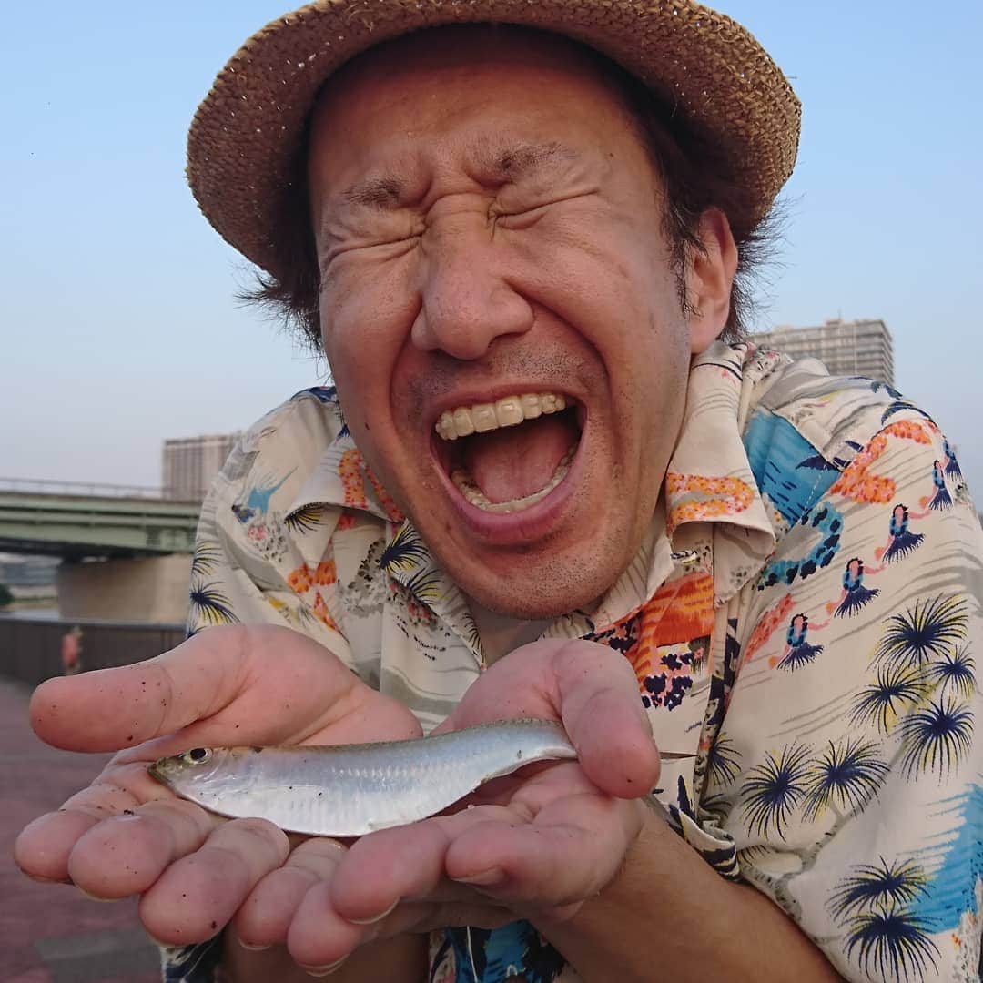 松本康太さんのインスタグラム写真 - (松本康太Instagram)「『あつまれ リアル あるあるの森～魚釣り編～』東京湾でキャチアンドイート！コノシロ(こはだ)が入れ食い♪なぜかジョイマン池谷くんの竿にはサッパ(ママカリ)が爆釣なのです！うらやましい💦   ハローケースケさんは予算的に長い竿が買えないので短い竿でコノシロを釣ってました♪気を抜くと魚に竿を持って行かれるのでアクティブフィッシングでした＼(^o^)／   #あつまれどうぶつの森 #あつまれあるあるの森 #魚釣り #自給自足 #コロナに負けるな #リアル #あつ森 #コノシロ #こはだ #サッパ #ママカリ #魚 #東京湾 #レインボーブリッジ #猛暑 #海釣り #笑顔 #レギュラー松本 #あるある探検隊 #サビキ釣り」8月5日 23時47分 - aruarutankentai.matsumoto