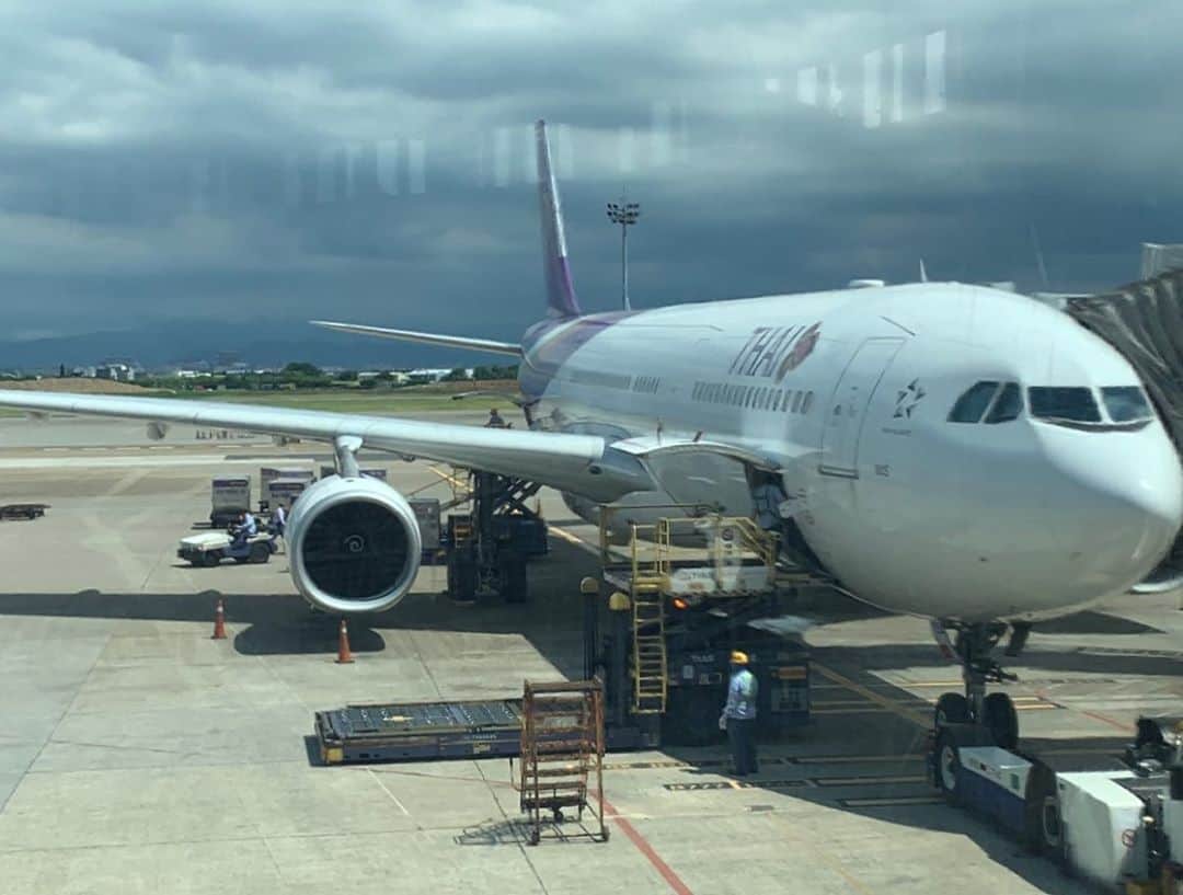 のインスタグラム：「THAI collaborated with the Ministry of Foreign Affairs and Thailand Trade and Economic Office Taipei  to operate flight TG633/5 Aug to fly Thais stranded in Taipei  and delivered cargo on roundtrip flights.  THAI is always prepared to operate special flights to fly Thais home during this difficult time even during its temporary suspension of operations. #TG633 #TGBecauseWeCare #HygieneExcellence บริษัทฯ ได้ให้ความร่วมมือกับกระทรวงการต่างประเทศของไทย สำนักงานการค้าและเศรษฐกิจไทย ณ กรุงไทเป  ในการจัดเที่ยวบินพิเศษ เที่ยวบินที่ ทีจี 633 เส้นทาง ไทเป-กรุงเทพฯ รับผู้โดยสารชาวไทย ออกเดินทางจากไทเป เมื่อวันที่ 5 สิงหาคม 2563 เวลา 14.05 น. (เวลาท้องถิ่น) ถึงกรุงเทพฯ เวลา 16.50 น. ซึ่งบริษัทฯ ยังได้ทำการขนส่งสินค้าในเที่ยวบินทั้งขาไปและขากลับด้วย  บริษัทฯ ภาคภูมิใจที่ได้รับความไว้วางใจให้ปฏิบัติภารกิจเพื่อรับคนไทยในต่างประเทศกลับบ้านเสมอมา โดยมีพนักงานการบินไทยและหน่วยงานที่เกี่ยวข้อง ทั้งในประเทศและต่างประเทศ ร่วมปฏิบัติหน้าที่ประสานงาน และอำนวยความสะดวกให้แก่ผู้โดยสาร」
