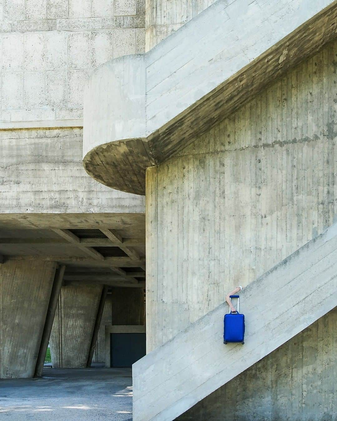 リモワさんのインスタグラム写真 - (リモワInstagram)「Bold blues. The RIMOWA Original Cabin in marine captured by Julien Boudet @bleumode in Marseille, France.⁣ ⁣⁣ ⁣#RIMOWA #RIMOWAoriginal」8月6日 0時00分 - rimowa