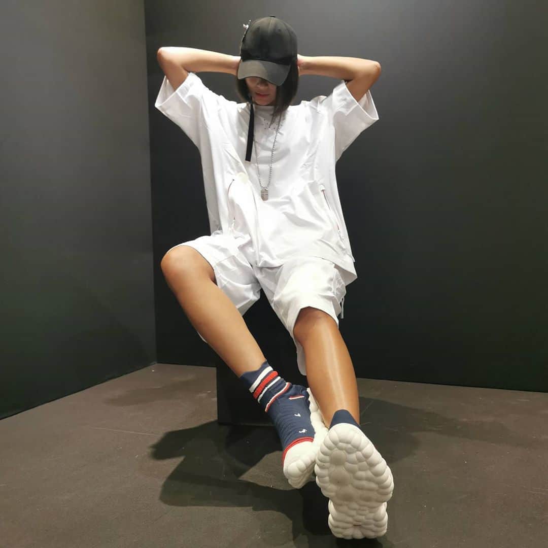 脇田恵子のインスタグラム：「#mizuno のrhm2 メディア向け発表に招待して頂きました🥰❤️  ☁の様なソールに足を包み込むソックススニーカー 履き心地は言うまでもなく最高🥺👍 インパクトのあるデザインでコーデのポイントになるのでオールホワイトにあわせて見たよ🤗 ドーバーストリートマーケットと私がお邪魔したラフォーレで８月7日から先行発売されるので行ってみてね😆  他のスニーカーも色々気になっちゃってスニーカーいくらあっても足りない問題🤣  生ペイントも見れて @happy_story_14 と@overalls_art さんと一緒に撮ってもらったらユニット感😂😂👍👍気さくな方でとても楽しかったです😁ありがとうございました👏  @darayunya ありがとう😆❤️❤️💪  @mizuno_sports_style #rhrn #rhrn2 #mizunoenerzy #mizuno #laforetharajuku #container #overalls #期間限定　#ラフォーレ原宿 (ピン)」