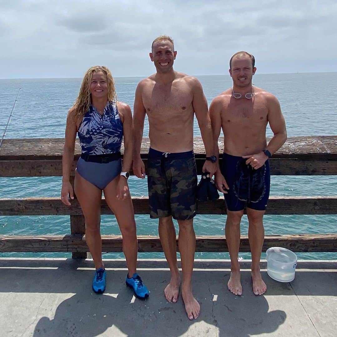 リンゼイ・ジャコベリスのインスタグラム：「The Quest is complete... 25 miles run/swim along the coast. Thanks @marinebeachboy and @ptcx3 for the guidance. Pushing myself out of my comfort zone is always a way to grow!!! Thanks @adamkaybaybay for being the support for this crew!」