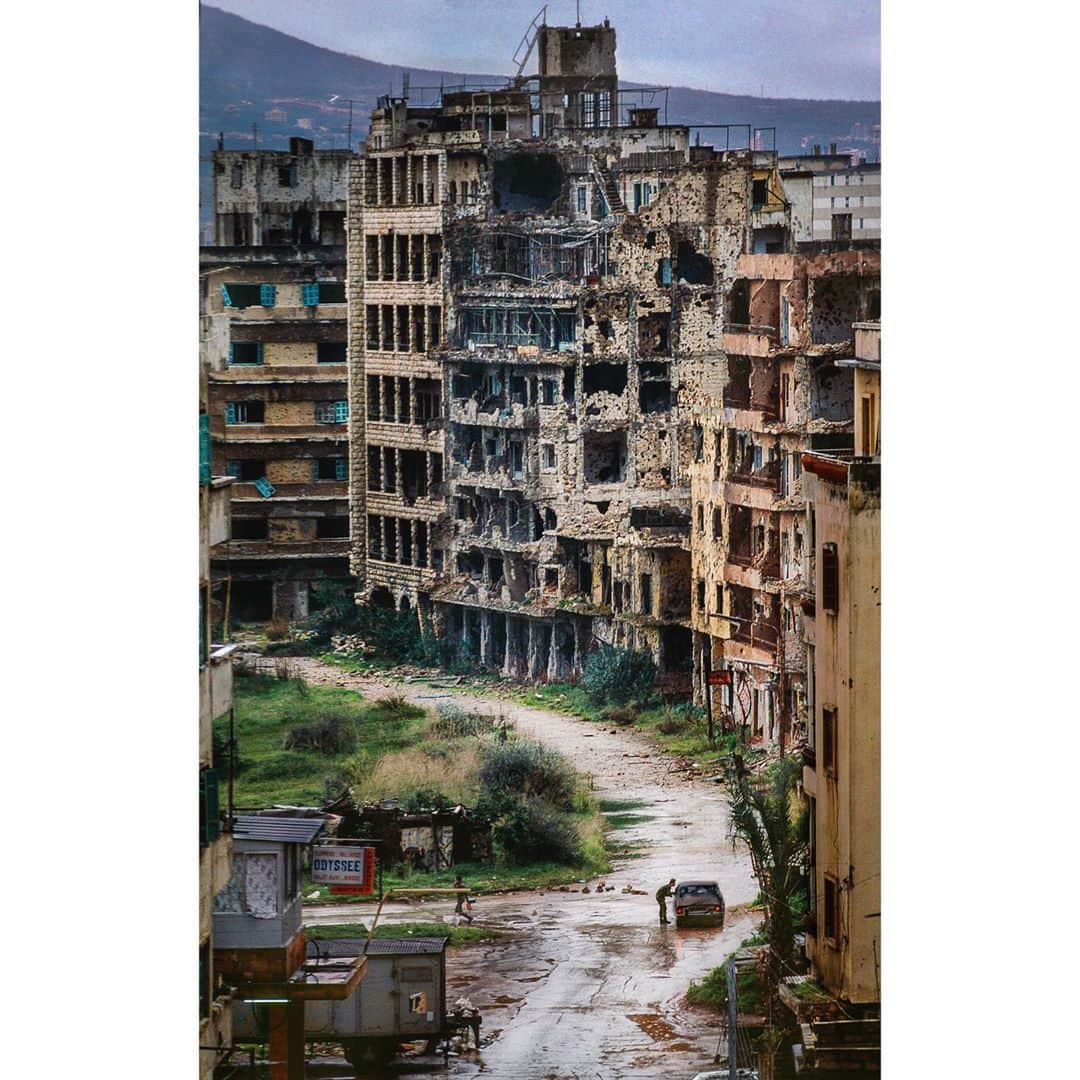 スティーブ・マカリーさんのインスタグラム写真 - (スティーブ・マカリーInstagram)「My deepest condolences go out to the children and families who have been impacted, especially those who lost their loved ones. At least 100 people were killed and 4,000 wounded in a massive explosion that shook Beirut yesterday.   #Beirut, #Lebanon, 1982.」8月6日 0時05分 - stevemccurryofficial