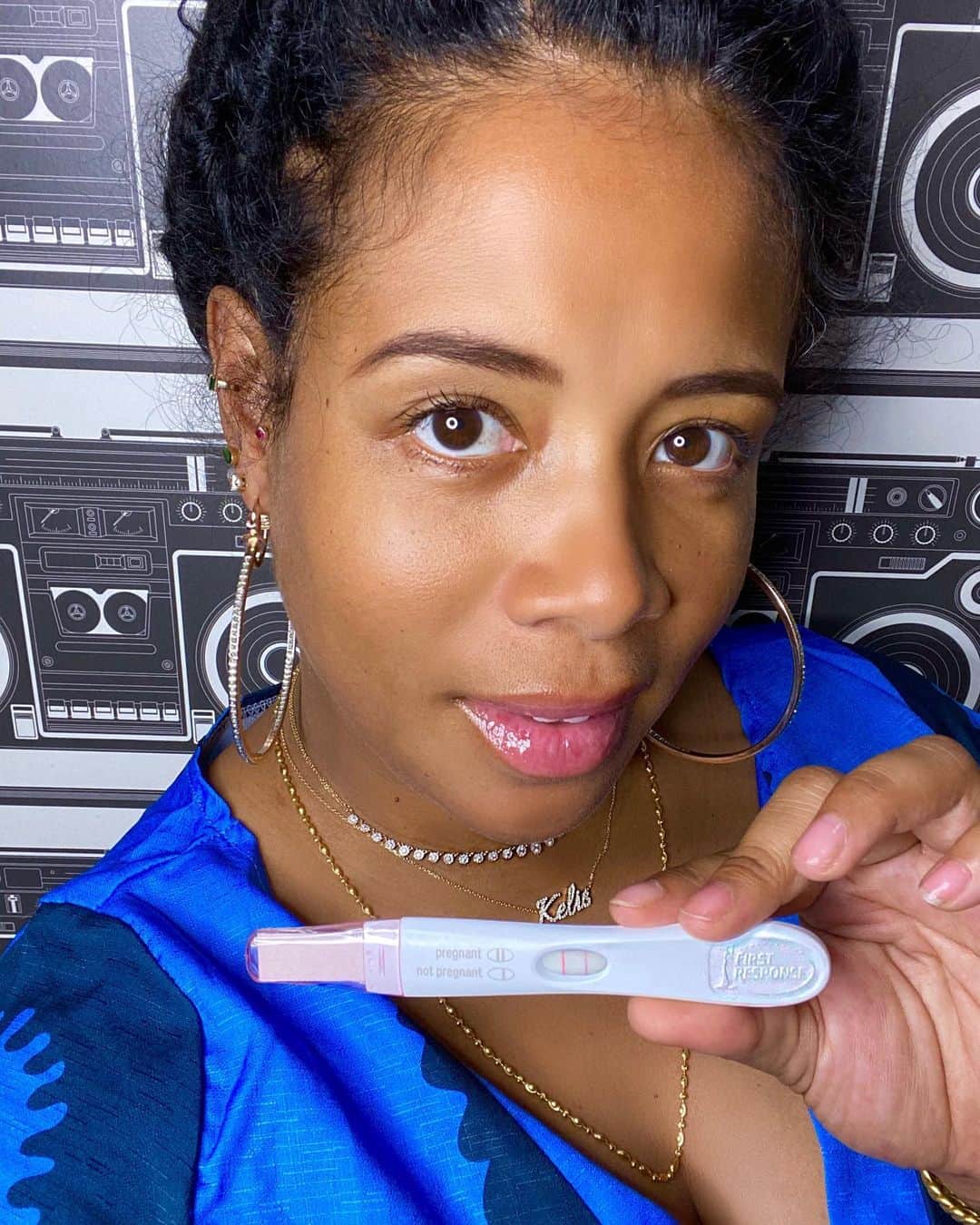 ケリスのインスタグラム：「Chef Kelis - table for 5 please. We’re adding one more! 🤰🏾🖤 Happy to announce that I’m expecting and I’m partnering with @firstresponsepregnancy, as they are committed to supporting healthy, equitable pregnancy journeys and understand the importance of a nurturing environment for black women and mothers.    #Ad #BlackMamasMatter #Motherhood   As a Black mother, there are so many things to consider during this time in your life, especially during the crazy times that we live in — from what we eat, to how we live and love. This is the time we must take for ourselves without apologies, especially when we still live in a country where Black women historically have had the highest maternal mortality rates.   So for me, self-care has become paramount, particularly in the beginning stages. Knowing your body and what it needs, being able to be still and quiet enough to hear what it tells you. That’s why I used a First Response Early Result test as it can tell you if you’re pregnant 6 days sooner than your missed period.*   Don’t be afraid to look for a team that looks like you and can relate with a level of care that will make you feel your most comfortable. It’s your right. It’s our right. And we must demand not only what’s best for us, but for our community. So, I’m so grateful to be able to work with First Response and to announce that a charitable donation to @blackmamasmatter will be made on my behalf. @blackmamasmatter is an organization that’s working to ensure Black mamas have the rights, respect, resources to thrive before, during, and after pregnancy. Together we can change these statistics, one woman at a time.    *Early Result Pregnancy Test detected the pregnancy hormone levels in 76% of pregnant women 5 days before their expected period.」