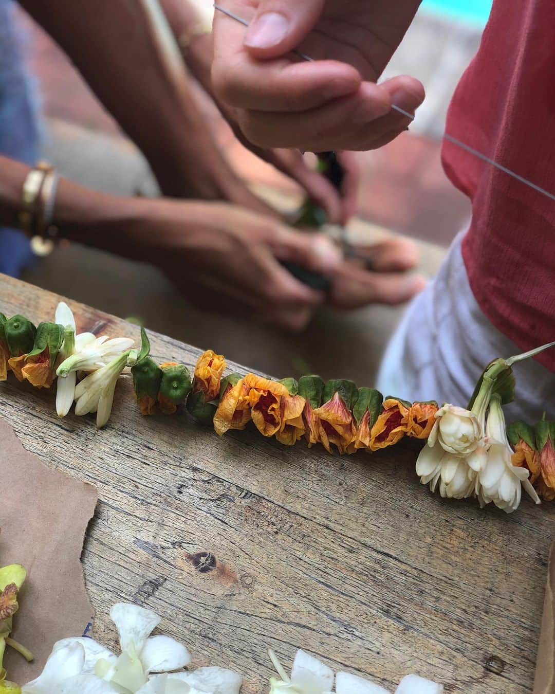 レイラニ・ビショップのインスタグラム：「Making Lei’s.. dreaming of Hawaii 🌺🌺 hopefully making @meleana_hawaii proud 🌸🌸🌸」