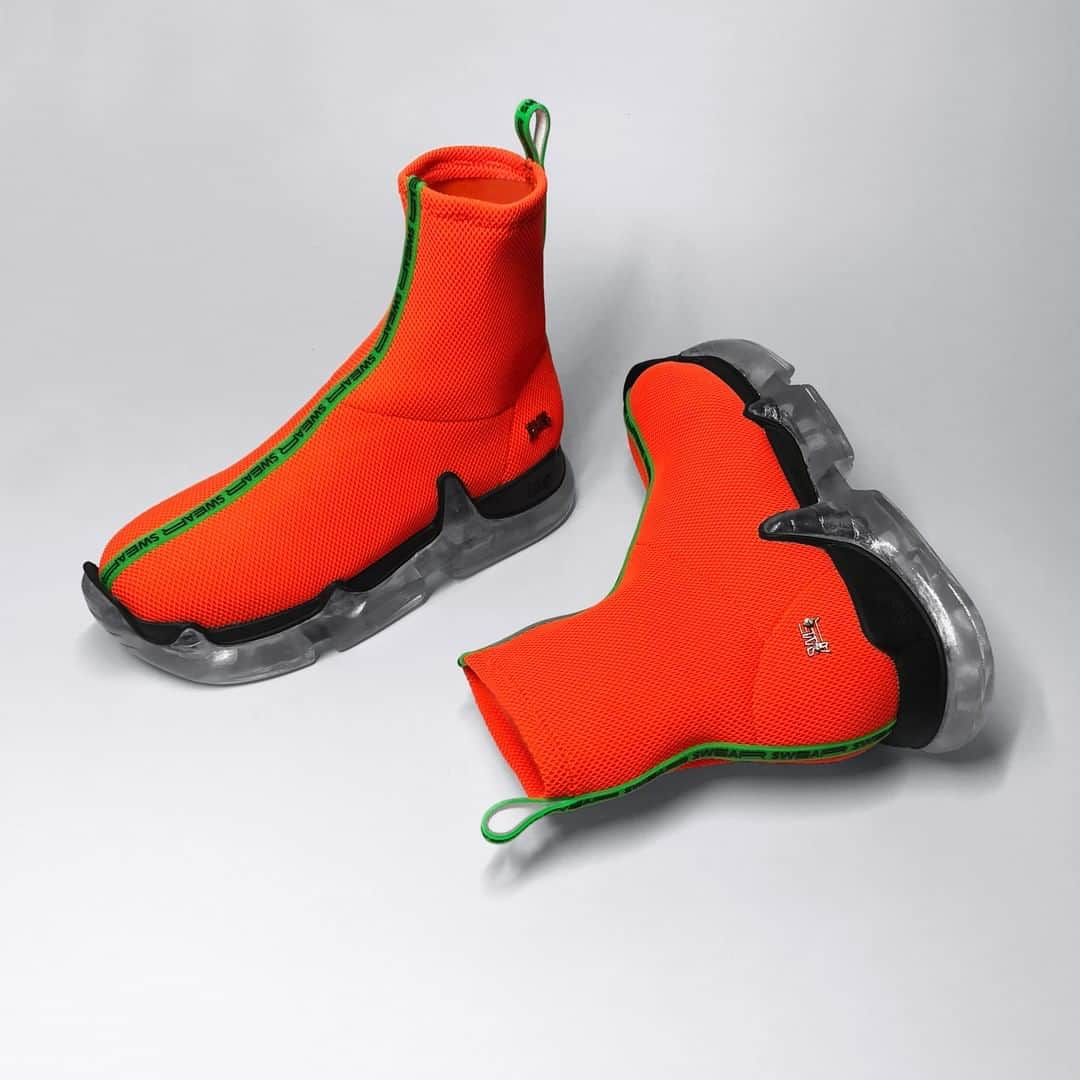 スウェアさんのインスタグラム写真 - (スウェアInstagram)「One of our most recognizable silhouettes is here in a neon orange/green twist. Shop the summer selection of the AIR Trigger colorways at Farfetch.com. #swearlondon⁠ ⁠ Orders placed between the 11th of August and the 7th of September will be delivered by the 18th of September.」8月6日 0時15分 - swearlondon