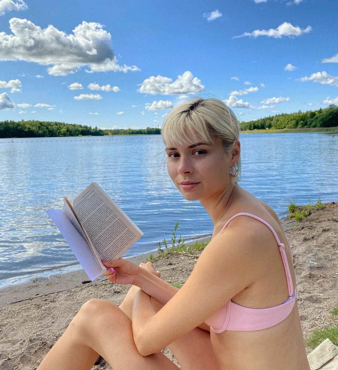 ニーナ・ネスビットのインスタグラム：「growing the fringe and vocabulary simultaneously 🌲 what is your favourite word lol?」