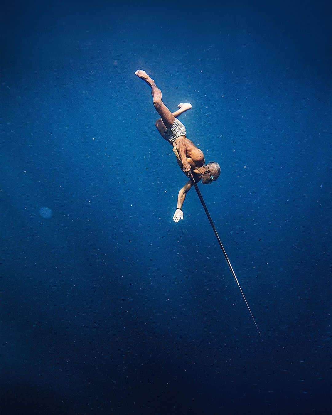 Cory Richardsさんのインスタグラム写真 - (Cory RichardsInstagram)「The Bajau people, often referred to as the ‘sea gypsies’, are unlike any other groups of people on the planet. Residing in house boats and living off the sea, they are the true masters of the ocean.   Without a homeland to call their own, the Bajau only come to shore to trade or seek shelter during storms. They live primarily off visiting, both by rod and free diving (pictured here). Because of their lifestyle, the Bajau have become expert free divers, with the ability to dive down to over 230 feet and stay underwater for several minutes at a time.   Until relatively recently, they moved mostly seamlessly throughout the archipelagos they've inhabited for centuries. In the not too distant past however, respective governments imposed a handful of hard cultural reforms on the Bajau...namely, permanent settlements. Stilt villages built above the shallow coastal reefs were mandated as permanent residences in order to 'keep track' of an otherwise transient people group. ⁠ ⁠ The crossing of porous nautical borders is problematic for nations clustered together in otherwise open water and presents substantial legal hurdles. Understandable as that is, the shift to a more sedentary way of life was and continues to be, counter-intuitive to a nomadic people, deeply impacting their cultural identity as well as the reef and marine ecosystem directly surrounding their more permanent settlements.⁠」8月6日 0時29分 - coryrichards