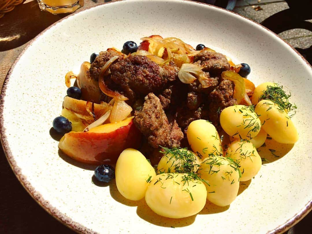 ポーランド政府観光局 ZOPOT w Tokioのインスタグラム：「#写真で旅するポーランド🇵🇱 ポーランドのお料理が人気なので、今日はレバーのオーブン焼きにポテト添え、それにビーツのスープを載せました。色がすごく鮮やかでしょ?　🥰　このビーツは鉄、ビタミンB群、リン、マグネシウム、カルシウム、カリウム等ミネラルがいっぱい含まれている夏場にぜひ食べたい野菜です。生でも茹でても、オーブンで焼いてもOK。ボイルした真空パックのものはあちこちで見かけますが、最近はフレッシュなビーツもオンラインショップで手に入るようになりました。  #きょうのごはん #ポーランド料理 #写真で伝えたい私の世界 #おいしい #ごはん記録 #じゃがいも #海外 fot.Iwona Stankiewicz」