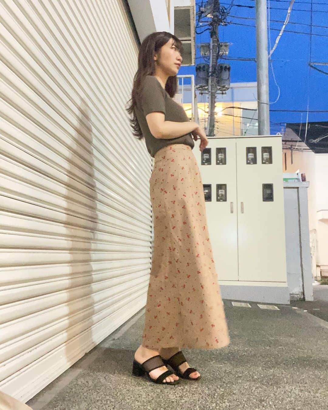 ぱいぱいでか美のインスタグラム：「原宿の裏路地でセルフタイマーで撮った ꙳ #tops #ADIRA #skirt #candystripper #sandal #109 の適当な店で昔買った #俺はインスタグラマーになりてぇ ꙳ 適当に撮ったにしてはいい感じでしょ！笑 そしてダンスレッスン後でボロボロの3枚目は 服の素材感が伝わればと思って一応載せておきました。笑 宮崎由加さん @yuka_miyazaki.official プロデュースの ADIRAのトップス、めちゃくちゃお気に入りです！ 着心地もいいしデコルテの見え方も理想的だし 絶妙に二の腕をカバーしてくれてるし。。 シンプルなんだけど、至る所に拘りを感じております(T . T) 色味も大人っぽいけど着回しききそう。 スカートは大好きなcandy！ candyのcandyらしい服ももちろん大好きなんだけど 大人っぽいラインも超好きです❤︎ なんか最近チェリー柄多いな？ . #でか美祭 いよいよ日が迫ってきましたー！ 詳細はハイライトにまとめてますのでぜひ！ ニコニコ生放送で基本無料配信です！ 私もめちゃくちゃ出るし、豪華アーティスト、タレント、芸人さんに出ていただきます！」