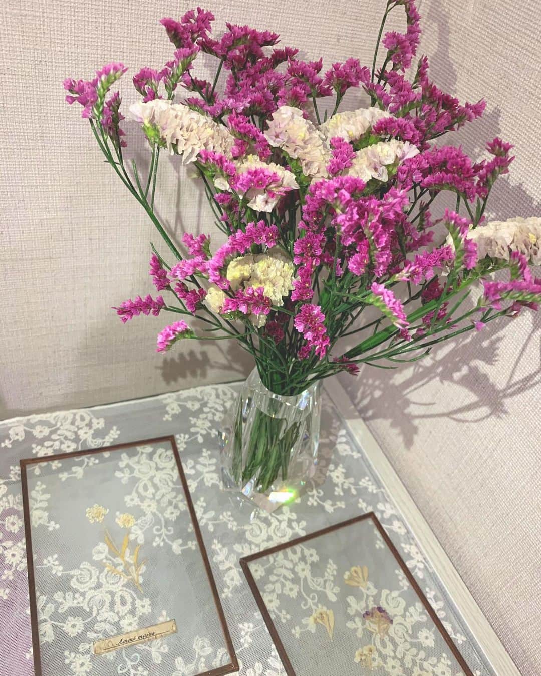 のインスタグラム：「💐﻿#ゆののお花し ﻿ ﻿ 今週のマイルームのお花﻿ ﻿ じゃんっ﻿ ﻿ ﻿ ﻿ っと。﻿ ﻿ 今回はぴんく😇﻿ ﻿ うん。かわい。﻿ ﻿ おやすみ。﻿ ﻿」