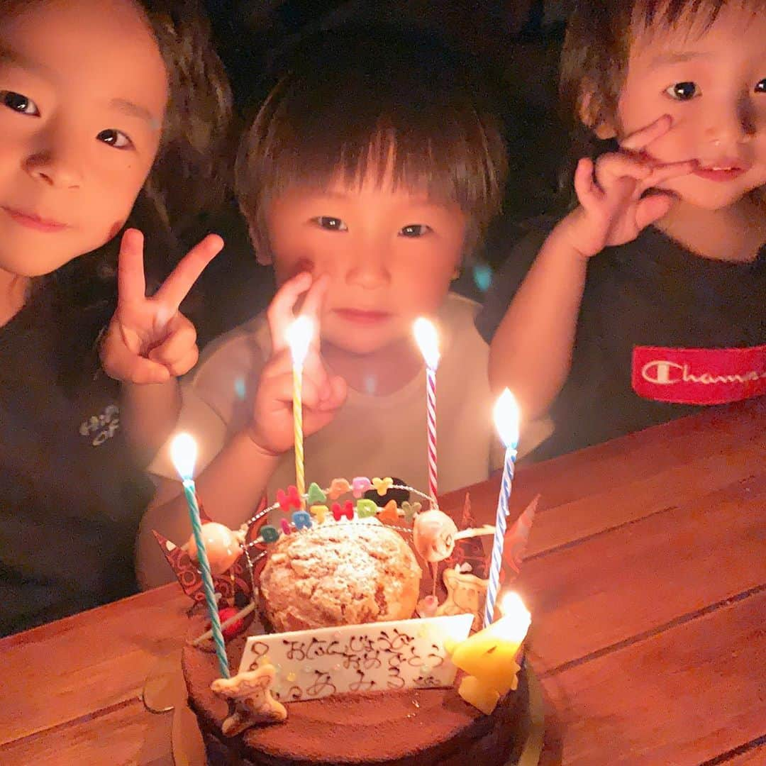 Kazukiさんのインスタグラム写真 - (KazukiInstagram)「🎂あみる♥④歳🥳 ♡*:.ᕼᗩᑭᑭY ᗷIᖇTᕼᗞᗩY.:*♡ ・ あみる、日曜日…4歳になりました🎉 ・ 前日の夜、長女に「ママ〜明日チビ達みんな家において行って〜。ここに連れて行きたいから、同意書サインとお金宜しく〜｣って…(〃艸〃)♡ ・ 次女と2人で朝から弟妹達を遊びに 連れて行ってくれて、長男は仕事がお休みの日に あみる連れてトイザらスへ💦 りん、りお、あいる、みおん、なゆん、そらん、まりん… みんなそれぞれ自分のお小遣いで🎁や💌を 用意してくれていて本当に感謝( *ˊᵕˋ* )💗 ・ 仲良し家族やお客様からも沢山の🎁をもらい お祝いしてもらいました♡♡ ・ 本当にありがとうございます♡ ・ あみる 幸せだね( ⸝⸝⸝ᵒ̴̶̷ωᵒ̴̶̷⸝⸝⸝)💗 ・ 夜は家族みんなでお祝いしました🎉✨ ・ ・ フォロワーさんからあみるに 沢山のおめでとうメッセージ♡♡ 本当にありがとうございました😭❤ #優しさ連鎖#五男#4歳なりました#年少さん#癒し#兄姉11人からのプレゼント#六男六女#仲良し兄妹#産まれてきてくれてありがとう#笑顔#子沢山ママ#沢山のプレゼント#幸せ#ママ友家族#ご縁に感謝#美容師家族」8月6日 0時26分 - kazuki13mama