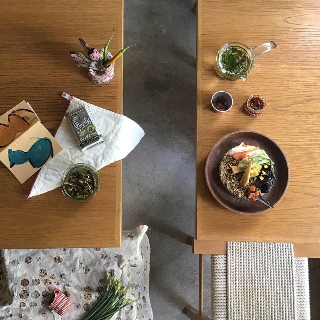 Pho 321 Noodle barのインスタグラム：「📮🌶 to go com アレンジその1  岐阜ファームレガーロさんから届く　あじめコショウにじっくりと火を炒れて　コリアンダーシードと一緒に　ナッツのようにコクのあるオイル漬けをしたもの(写真は3 daysめ)を刻んで　フレッシュトマト🍅と合わせた即席サルサソースを添えて。  あじめコショウは岐阜中津川福岡地区 地域内を流れる付知川に生息するあじめドジョウにかたちが似ているところから　その名を呼ばれるようになりました。ファームレガーロ　伊藤さんからの畑便りで知った伝統野菜のひとつ、400年以上の歴史があるお野菜です。  レモングラスといっしょにそぼろを炒める時も　red chileと一緒にフレッシュのあじめコショウが入っていますが　オイル漬けやピクルス　またちがう奥深い辛みを感じます。  tttのmonday morningには つみたてのミントをプラス　甘くしても🙆‍♀️ 夏の日向に3h 水からゆっくり抽出しても　まろやかで美味しいです。  お弁当をいただく時も　その日のお天気やシーンに合わせ　サラダや常備菜をプラスしたり　旅の記憶の味をもとに　組み合わせを考えるのも楽しいひと時です。  明日fridayのランチタイムは　summer holiday前のspecial toppingとして　揚げ春巻きNEMを数量限定でご用意致します。  本日も　to go box9品揃えて　last call 5:30pm closing 6pm ‘for here or to go’ 安全第一で　お待ちしております。  夏のお陽さまとともに　善き日になりますように。  todays recommend: com ground pork&lemongrass rice plate,tea time tailor,other brother co(olive oil),kurumi harissa, citrus monaka(kinkan pistachio)  todays opening bgm 📻on the sunny side of the ocean / john fahey   #togo」