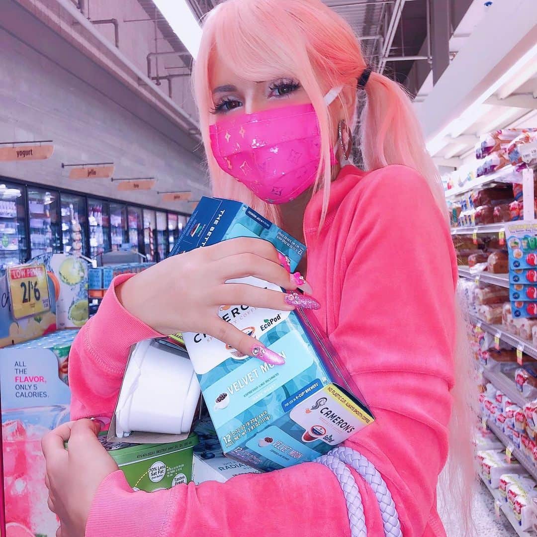ナタリアなっちゃんさんのインスタグラム写真 - (ナタリアなっちゃんInstagram)「Don’t forget to wear ur mask to the grocery store 😳😷😷 . . #kawaii #pinkmask #shopping #soft #y2k #y2kpink #ａｅｓｔｈｅｔｉｃ #kawaiifashion #gaijingyaru #gyaru #kawaiihiphop #weeb #waifu #pinklifestyle #juicycouture #hypebeastlmao #bubblegumgang #pinkii」8月6日 9時56分 - itspinkii