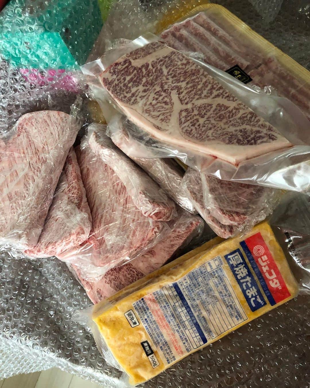 勝矢さんのインスタグラム写真 - (勝矢Instagram)「暑いから 大量に送っていただいた肉をガツガツ食ってやるぜ〜  でも先ずは手前の卵焼き丸かじりだなぁ😆😆😆」8月6日 9時57分 - ajakatsuya