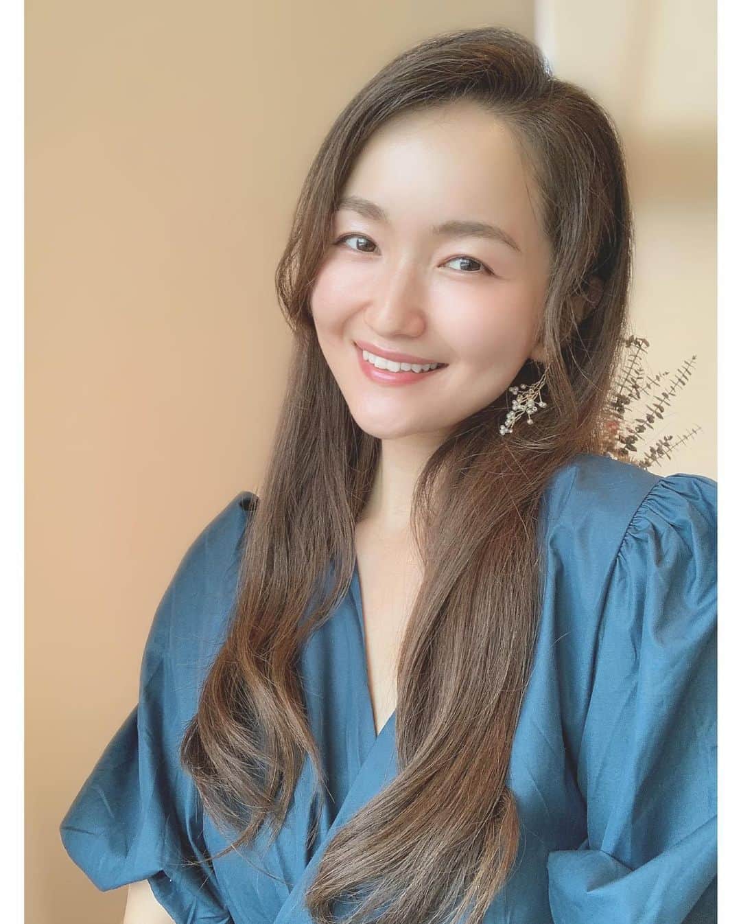 リナのインスタグラム：「@tsubaki_shiseido 髪型が思い通りに決まると  一日中いい気分♪  .  サロンでのトリートメントにも  なかなか行けないから自宅でのケアに 力を入れているよ🚿  .  ◆ TSUBAKI プレミアムリペアマスク◆ かなりの猫っ毛、絡まり毛な  娘と一緒に使っているのが、 このリペアマスク♪  .  こっくりとした濃密なマスクだから  髪にしっかりとどまってくれて、  時間をおかずすぐに洗い流してOK👍  .  とっても簡単にケアできちゃうのに  とぅるんとぅるんの指通りに仕上がるの💠 後ろ姿にまで自信が持てるよ🌟  .  待ち時間0秒なのに、  ここまでなめらかな仕上がりは  サロン帰りの髪みたい♪  本当にお気に入りでリピ買いしてる❤︎  ......................................................  #私はTSUBAKI派 #TSUBAKI #ヘアマスク #ヘアケア用品 #ダメージケア #ヘアケア #hair #PR #TSUBAKI #longhair #straighthair #hairstyle #haircare #treatment #hairtreatment #hairmask」