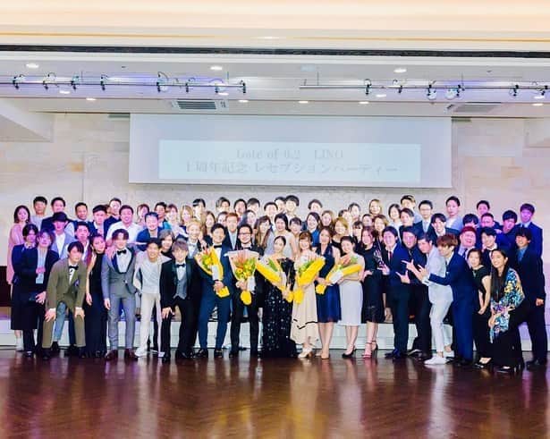 木嶋菜穂子のインスタグラム：「.﻿ 　﻿ " 愛と感謝のサプライズパーティー "﻿ ﻿ 8月で﻿ ちょうど一周年になる﻿ メルカリ物販コミュニティLINO﻿ ﻿ 運営側で、﻿ ﻿ "みんなで﻿ 一周年パーティーしたいね"﻿ と﻿ ﻿ まだまだ計画を考えてるときに﻿ ﻿ なんと﻿ コミュニティの皆さん達による﻿ サプライズなパーティーが♡♡﻿ ﻿ ﻿ 全国から100名弱の方が﻿ 集まってくださって🥺💕﻿ ﻿ ﻿ もう心から﻿ 感動と感謝のひとときでした♡﻿ ﻿ ﻿ 考えてくださった方、﻿ この時期の﻿ 苦労も色々あったと思います。﻿ ﻿ ﻿ ほんとにほんとに﻿ 素晴らしい時間をありがとう🥰✨﻿ ﻿ ﻿ ﻿ 一年前、﻿ 立ち上げようと決めてから﻿ ﻿ 必死にむきあい、﻿ ﻿ 考えては作り直し、﻿ ﻿ ﻿ よりよい環境へ﻿ ﻿ 全員が安定して稼げるようにと﻿ ﻿ この一年かけて﻿ いろんな挑戦をしてきました。﻿ ﻿ ﻿ ﻿ まだまだ今も、﻿ ﻿ 日々、﻿ 見直し、改善、仕組み作り﻿ コツコツとやりながら﻿ ﻿ ﻿ また、﻿ ﻿ 私自身も伝えたいことに﻿ どんどんあふれて﻿ ﻿ みんなに循環していけるように﻿ ﻿ 大きな世界に﻿ 挑戦しつづけています♡﻿ ﻿ ﻿ そして、﻿ ﻿ いつも愛あるサポートな大好きな二人﻿ @harukatakano0203  @yukitakano.tl  ﻿ special thanks♡﻿ ﻿ ﻿ ﻿ 日本一、﻿ あたたかく豊かで﻿ 愛あふれる物販コミュニティへ﻿ ﻿ 関わってくださる﻿ すべての皆さまとともに﻿ ﻿ これからも﻿ みんなで楽しく育てていきたいなと﻿ 心から思っています♡﻿ ﻿ ﻿」
