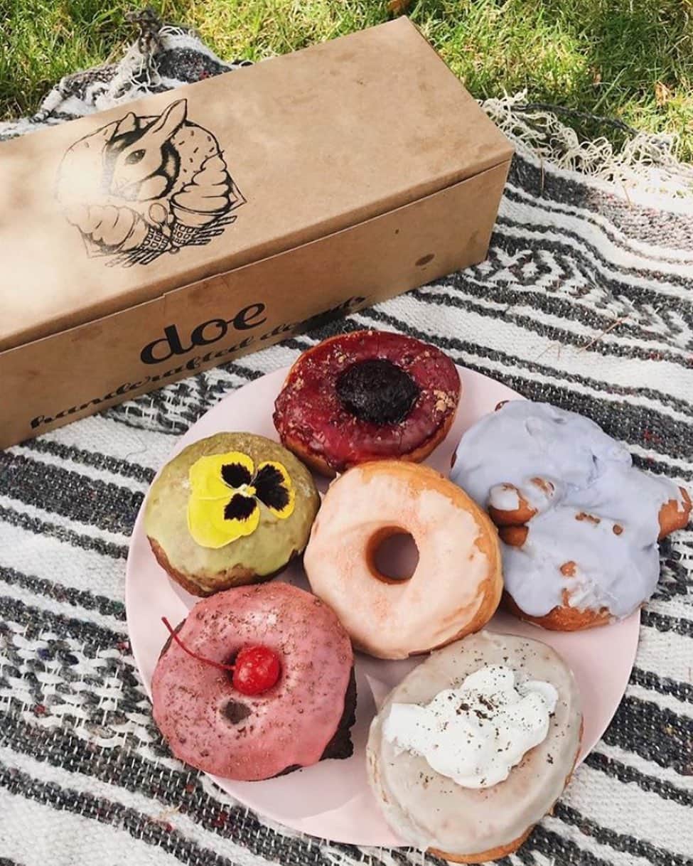 Portlandさんのインスタグラム写真 - (PortlandInstagram)「Donut judge us if we eat all these🍩  - 📷: @laurajude_  📍: @doedonuts  #Portland #PortlandNW #Oregon #Donuts #Vegan」8月6日 9時58分 - portland