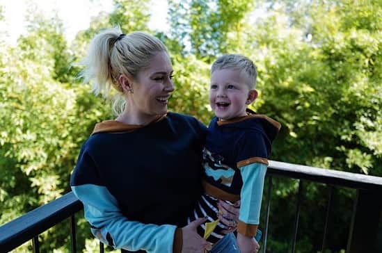 ディーナ・ニコール・コルテーゼのインスタグラム：「Look who’s rocking @christopherjohnclothing !! @heidimontag and her handsome little man Gunner 💙❤️💛 obsessed !」