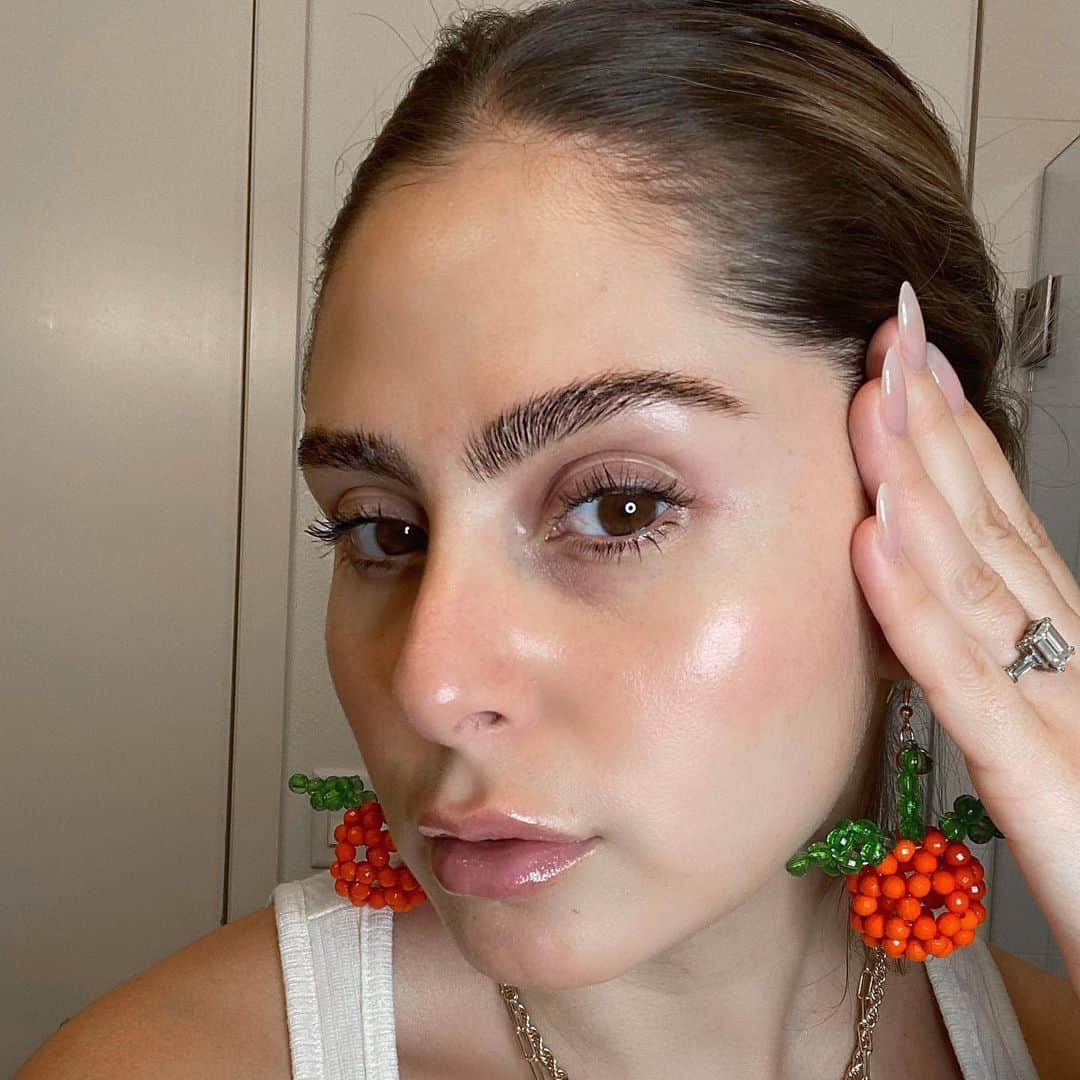 のインスタグラム：「"2020 calls for Vitamin C everyday! Not only internally but for my skin. My skin has been so plump! Hydrated skin means more bounce and I ain’t mad at this brightness✨Highly recommend Banana Bright Vitamin C Serum from olehenriksen 🍊 🍌" - @ness_mane. Have you tried this serum yet?」