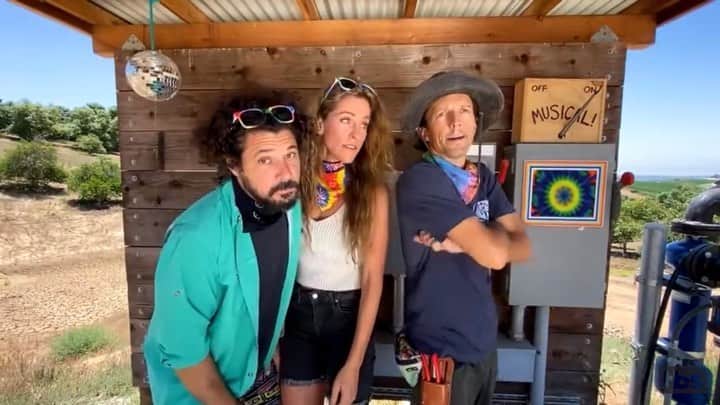 ジェイソン・ムラーズのインスタグラム：「Toca Rivera guest stars in Stuck In A Musical - now jamming on the @celebshowoff YT channel. The more views we get = the more dollars we raise for @feedingamerica. AND - we are just one episode away from making it to the finale! Follow the link and share with friends. Toca, Billy & Chaska will bring smiles to your cheeks. Voting ends tonight so please watch and share! We’re almost there!」