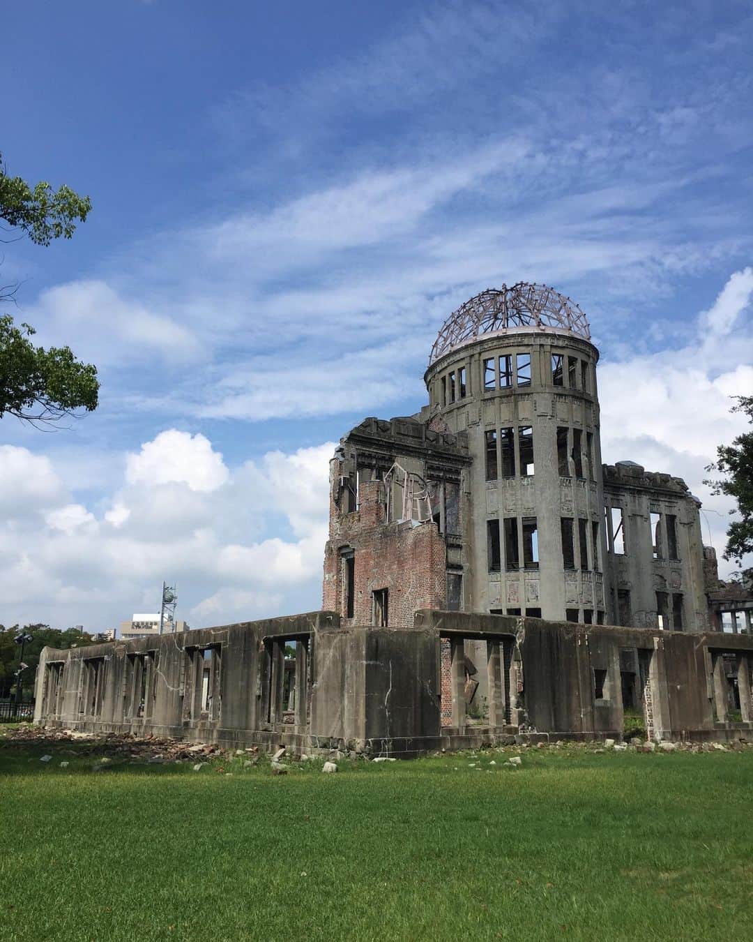 氷川きよしさんのインスタグラム写真 - (氷川きよしInstagram)「昭和20年8月6日午前8時15分に広島に原爆が投下されました。広島のコンサートに行くと必ず原爆ドームの前に行き祈らせていただいてました。 時が経っても忘れてはいけないこと。平和ほど尊いものはない！ これからもずっとずっと平和でありますように！  氷川きよし」8月6日 10時07分 - hikawa_kiyoshi_official