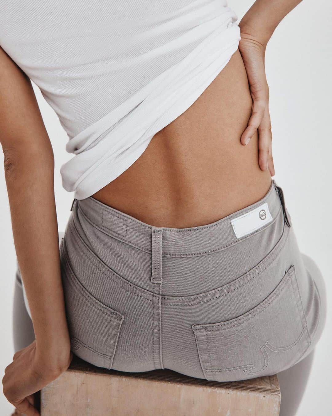 アドリアーノゴールドシュミットのインスタグラム：「For those that love a little stretch in their skinny. Link in bio to shop the Farrah Seamless.」
