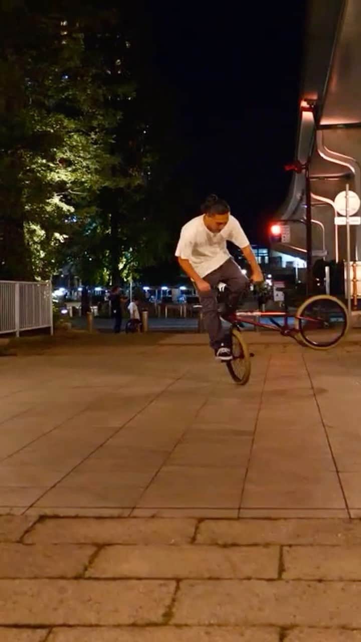 のインスタグラム：「リールしてみました。 @satoshi.saijo  🎥 @masato1990  #aresbikes #bmx #tiktok #summer #Facebook #flatland #flatland #freestylebmx #lumix #g9pro #ug #madbunny #dvsshoes」