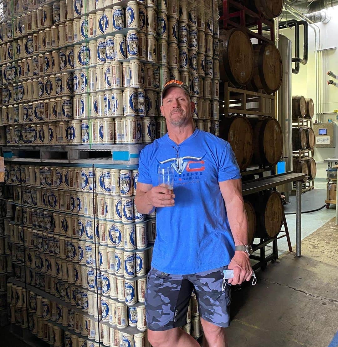 ストーン・コールド・スティーブ・オースチンのインスタグラム：「Beer run on the Mean Streets of LA. Got a little carried away... Maybe.  Best IPA in America.  @esbcbrews Broken Skull IPA  #brokenskullipa #ipa #elsegundobrewing #craftbeer #beer #coldbeer」