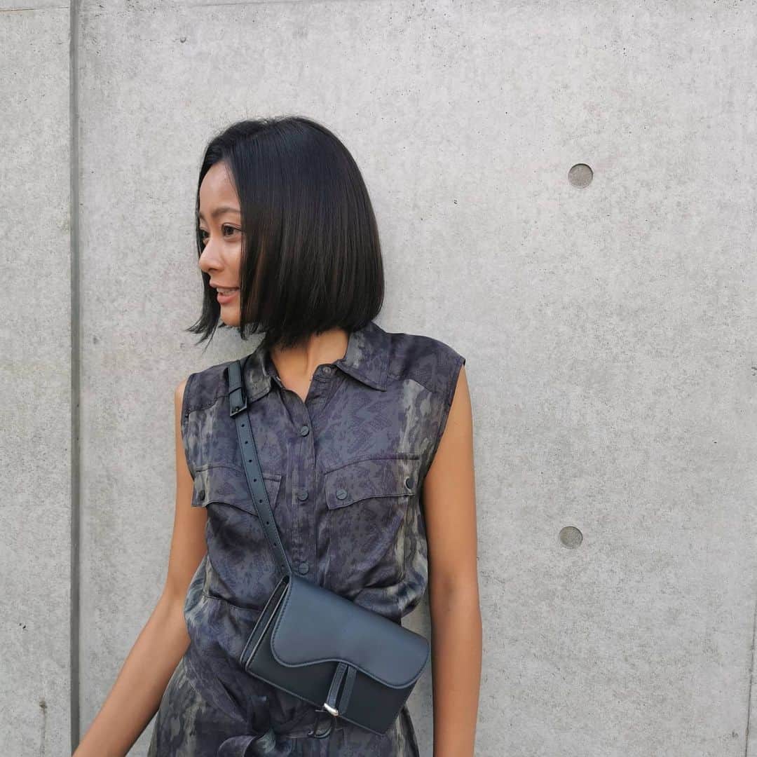 脇田恵子のインスタグラム：「カラートーンダウンしました😉 伸ばそうと思っていたんですが、癖に耐えきれなくなってきたので思いっきりバッサリボブに戻してもらったよ🥺  今回も青紫を被せて黄味を抑えて 眉毛の色と揃えてもらいました🎵 顔周りの毛はワントーンじゃないと🤗 いつもいきなりありがとう」