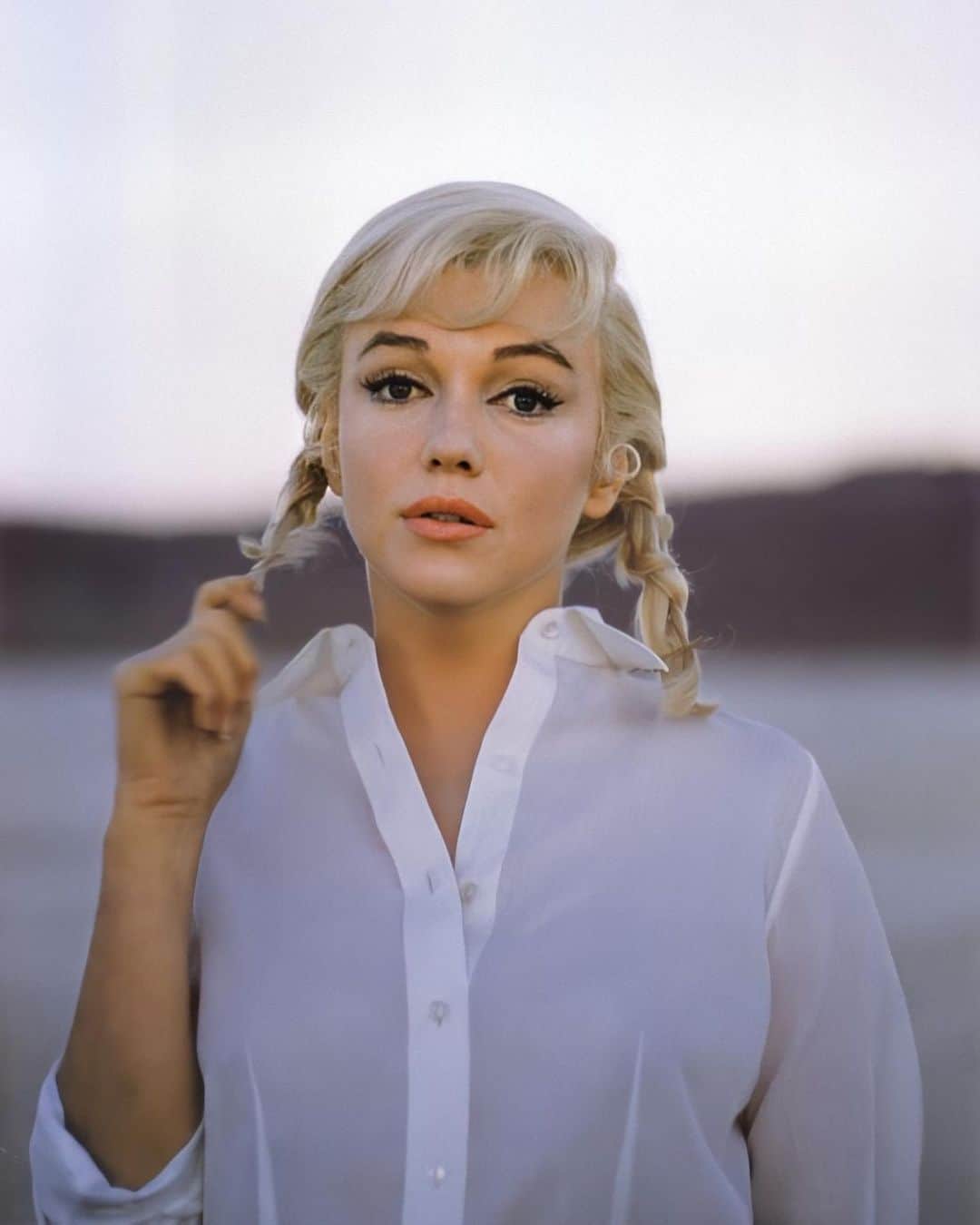 マリリン・モンローさんのインスタグラム写真 - (マリリン・モンローInstagram)「Marilyn during the filming of “The Misfits” in 1960. Too cute ❤️」8月6日 10時16分 - welovemarilyn
