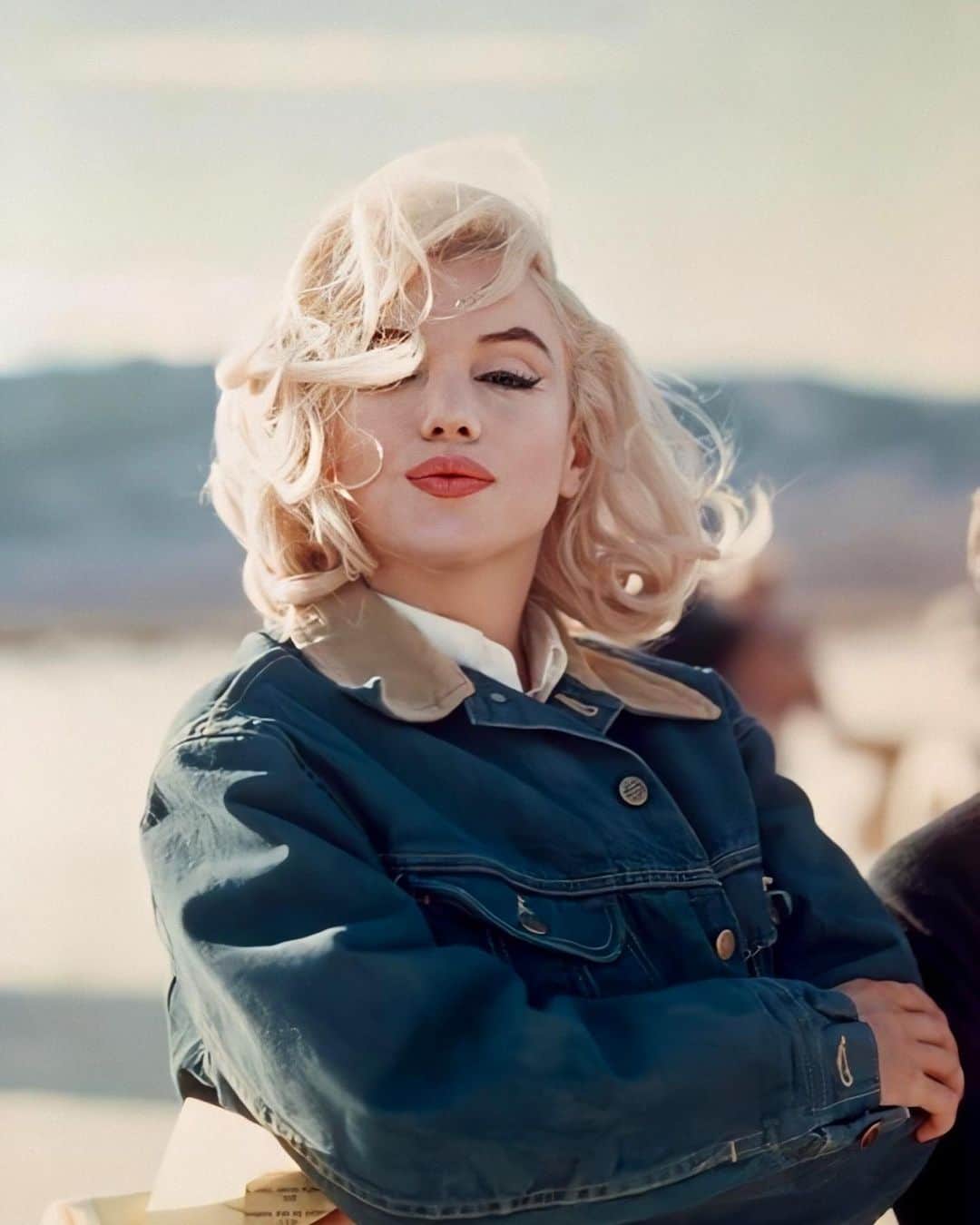 マリリン・モンローのインスタグラム：「Marilyn during the filming of “The Misfits” in 1960. Too cute ❤️」