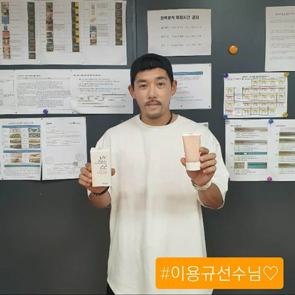 ユ・ハナさんのインスタグラム写真 - (ユ・ハナInstagram)「남편이 허ㅡ옇게 되는 선크림 싫대서 추천해줬을때 처음 바르자마자 어? 좋은것 같다고 야구장 가져가서는  "이거 몇개 더 살수없어? 후배들 주고싶어서" 라며 이렇게 선수님들 모두의 손에 쏙쏙 들어가게 된 만능썬씨씨크림🌼  어쩌면 진짜 선크림전문가들일지도 모를 선수님들이죠.  여자인 우리에겐 완벽자외선차단은 당연 (PA++++ / SPF50+) 촉촉한 수분감이 건조한 피부에도 빛나는 표현을 해주며 은은하게 나타나는 컬러는 어떤 피부톤에도 벗어나지않게 피부를 톤업시켜주어 바르지않은 것 같지만 피부가 좋아보이면서 한층 더 맑고 밝아보이는 느낌을 전달해준답니다. 메이크업 전에 베이스로 바르면 밀리지않고 오히려 메이크업을 더 탄탄하고 쫀쫀하게 잡아주고 매끈하고 광채있게 표현해주어 프라이머 역할과 메이크업베이스역할까지 톡톡히해내는  🌞만능 프라이머 썬 씨씨크림🌞이죠🌼  남자들에겐, 일단 자외선차단이 완벽해서 강력추천이구요, 바를때 뻑뻑하지않고 부드럽고 촉촉하게 잘펴발리니 좋아할수밖에 없죠👍 그리고 요즘 남자들도 은은한 피부표현은 필수! 그렇다고 비비는 너무..과해보이잖아요😅 이 🌞만능썬씨씨🌞로 자외선도 잡고 자연스럽게 깨끗한 느낌의 피부표현까지! 그리고 또 좋은점은 바르고 흡수된 후에 땀에도 잘 흐르지않아서 가끔 허연..또는 누런 국물이 얼굴에서 흐르는분들..😭😭눈따가움❌도 없고 국물..🤣그런거 없어서 야외운동시 바르기도 좋아요😁😁  만능 만능 좀 올드한 단어 같은데 멀티보다 자꾸 만능이란 단어를 쓰고싶게  여러가지로 맘에 쏙쏙드는 저의 그리고 우리 선수님들의 애정템🌞  프리미엄 비건브랜드이자 EWG그린등급을 지향하는 정직하고 착한 브랜드 뷰디아니, 기초제품 잘 만들기로 유명한 사랑스런브랜드 뷰디아니의 🌞만능 썬씨씨크림🌞을 최초공구기념 특별가+사은품 까지 내일오전 10시 프롬하나 홈페이지에서 오픈해놓을게요!   (회원가입시 적립금 있으니 가입하시구 적립금도 현금처럼 사용하세욧👍)  #선크림유목민 이제 정착하실때에요. #멀티 시대에 #선크림 도 멀티여야해요. #자외선차단 #프라이머 #수분크림 #메이크업베이스 #톤업   이 모든 걸 한번에 해 줄  🌞만능 프라이머 썬씨씨크림🌞  8/7 오전10시 입니닷 상단프로필링크클릭  또는 m.fromhana.com @fromhana111」8月6日 10時19分 - hahana111