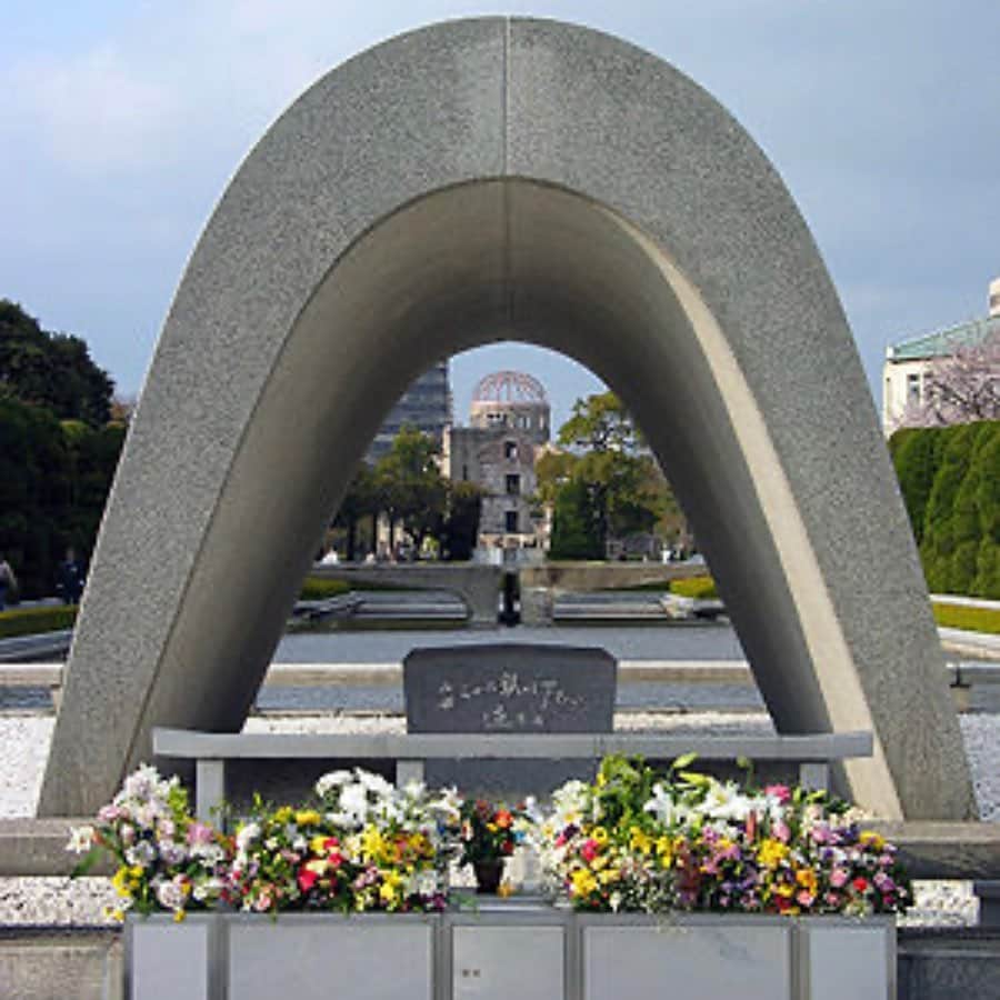 佐伯三貴のインスタグラム：「広島に生まれた人は絶対に忘れてはいけない日。  75年前の今日広島に原爆が投下されました。  75年は草木は生えないだろうと言われた広島の街。  草木も生え、緑に囲まれ、豊かな生活ができているのも当時被爆しても希望を捨てなかった皆様のお陰だと心から感謝しています。  広島に生まれて本当によかった。 スポーツを通じてこれからも沢山のことを発信していきたいと思う。  今は見えない敵に怯え、戦い、途方もなく希望も持てないでいる人もいるかもしれない。  でも必ず平和🕊な日々は来る。  来ないなら皆んなで創る。  日本中、世界中、人間はやってできないことはないと思う。  最後に原爆により被爆された方々にお見舞いを申し上げるとともに亡くなられた方々に心よりご冥福をお祈り申し上げます。  75years ago, the atomic bomb was dropped on Hiroshima.  It was said that plants and trees would not grow for 75 years. We hope for a world free of nuclear weapons in the future.🕊  2020.8.6  佐伯三貴」