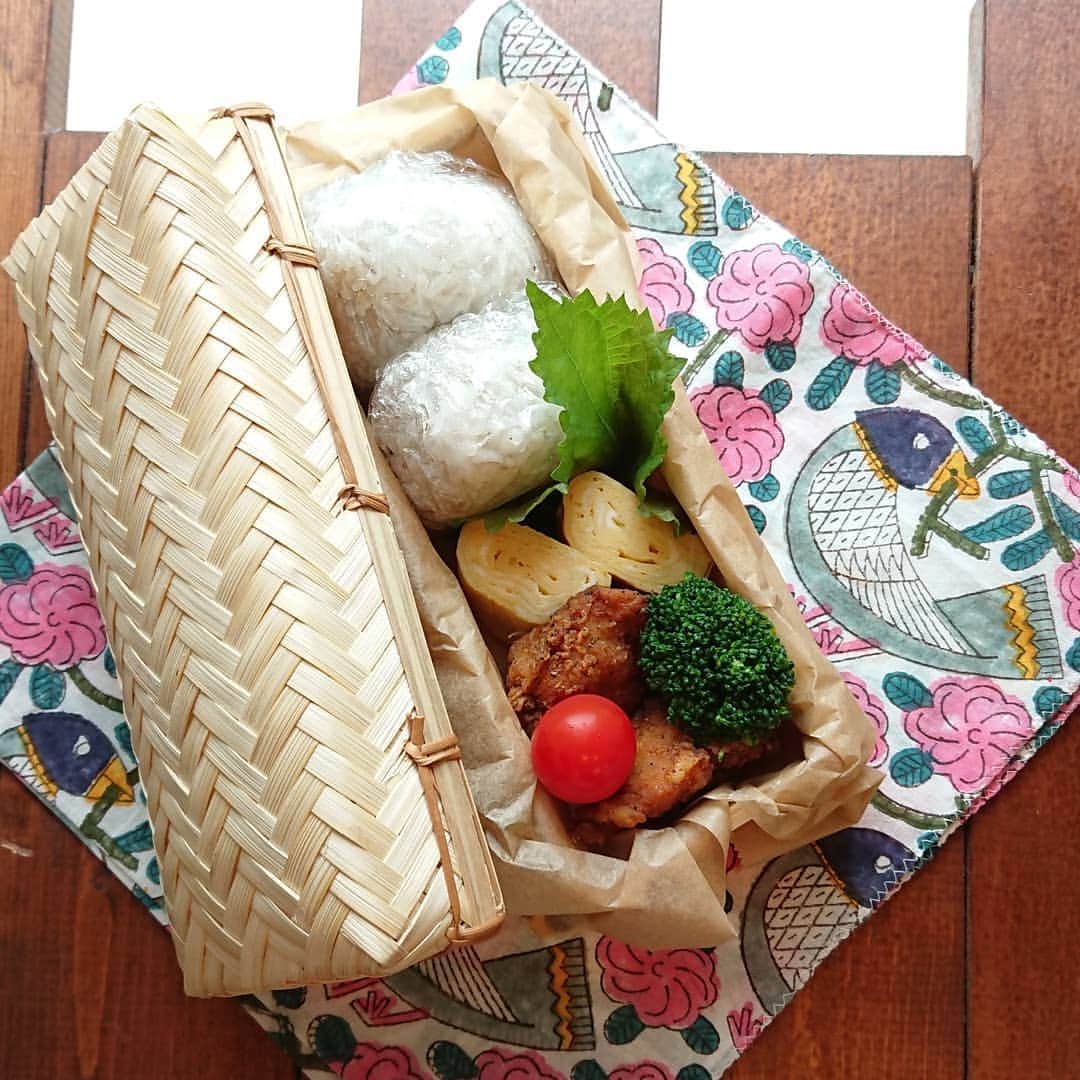 小島奈津子さんのインスタグラム写真 - (小島奈津子Instagram)「2020*8*6 既視感がありますが(о´∀`о)、前回とは若干違う  #塩むすび弁当 。 試験の合間に食べるお昼は、このぐらいが丁度良いと。この日は唐揚げを。 ． 今日は#広島原爆の日 。 ． 中学生の頃、クラスのみんなで原爆投下について調べて、 #丸木美術館 (埼玉県東松山市)や #いわさきちひろ美術館 (練馬区下石神井)へ、 夏休みに担任の先生に連れていってもらいました。 ． 中学生の私にとっては、自分が生まれた頃の10数年前も、100年前も、同じはるか昔の感覚で、戦争もずっとずーっと古い昔の話だと思っていた。 でも、自分が生まれたのは、戦後たった20年ぐらいだし、第二次世界大戦を調べていた中学生の頃から考えると、原爆投下はたった30数年前の出来事だったのだ。 それほど昔の話じゃなかったんだ。 今年は原爆投下から75年。 この年月は、本当にもう大昔の話になってしまいそうになる。 ． 当時、戦時下の語り部のおばあさんからうかがったお話。 「戦争のことはね、聞いたはなしでいいから、ずっと忘れないでいてね。絶対忘れないでいてちょうだいね。」」8月6日 10時25分 - kojimanatsuko_official