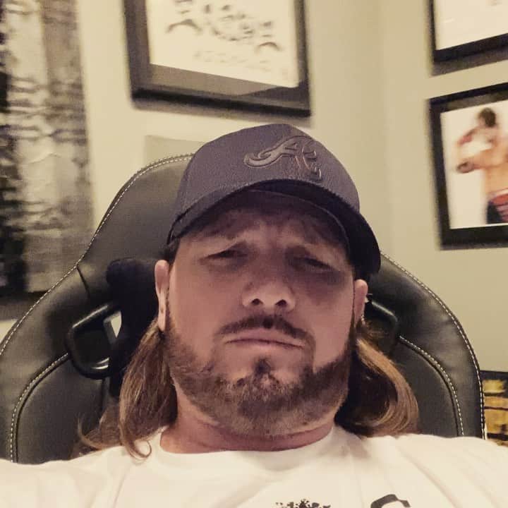 アレン・ジョーンズのインスタグラム：「See u guys at 10pm twitch.tv/Stylesclash」