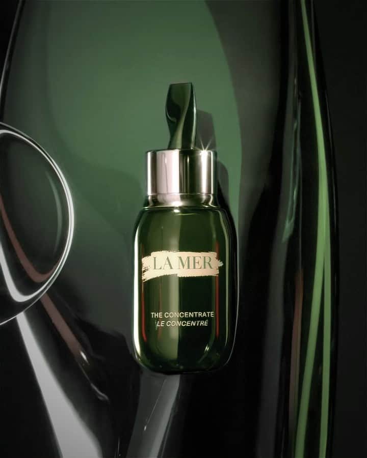 ドゥラメールのインスタグラム：「A touch of soothing. Calm the look of redness and other visible signs of inflammation with a velvety swipe of NEW The Concentrate. #TheConcentrate」
