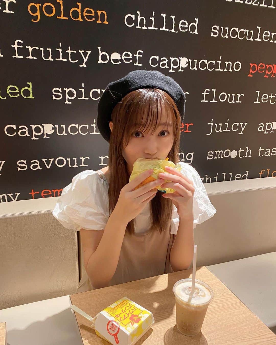 のインスタグラム：「. 仕事前に久しぶりの朝マック🍔 . . #onepiece : #ZARA #tops : #GRL #beret : #earthmusicandecology . . #OOTD #coodinate #fashion #ベレー帽 #朝マック #morning #マクドナルド #mcdonalds #ソーセージエッグマフィン #朝活 #muffin #どこでもハワイ #ハワイアンパンケーキ #pancake #🥞 #🍔」