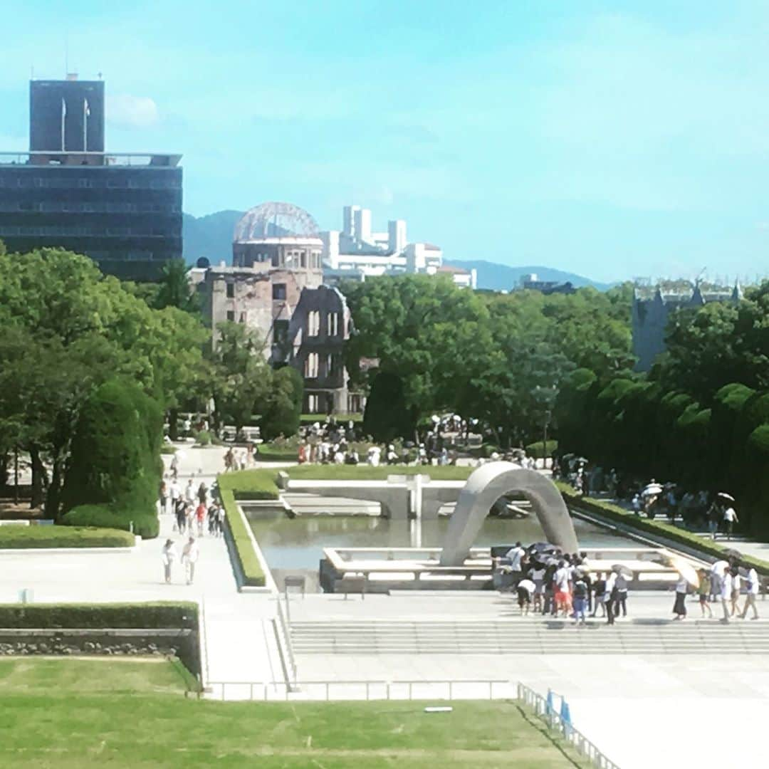 倉橋友和さんのインスタグラム写真 - (倉橋友和Instagram)「あの日、何が起きたのか。小学生の娘に伝えるため、昨年の夏休みに広島を訪れました。 被爆された方の高齢化に加えて、外出自粛が呼び掛けられる今年の夏。75年前の現実を継承する高い壁が立ちはだかる中、メディアに携わる1人として、哀悼の気持ちを胸に今日もカメラの前に立たせて頂きます。  #平和 #広島平和記念日 #広島原爆の日 #8月6日 #黙祷」8月6日 10時49分 - nbn_kurahashi