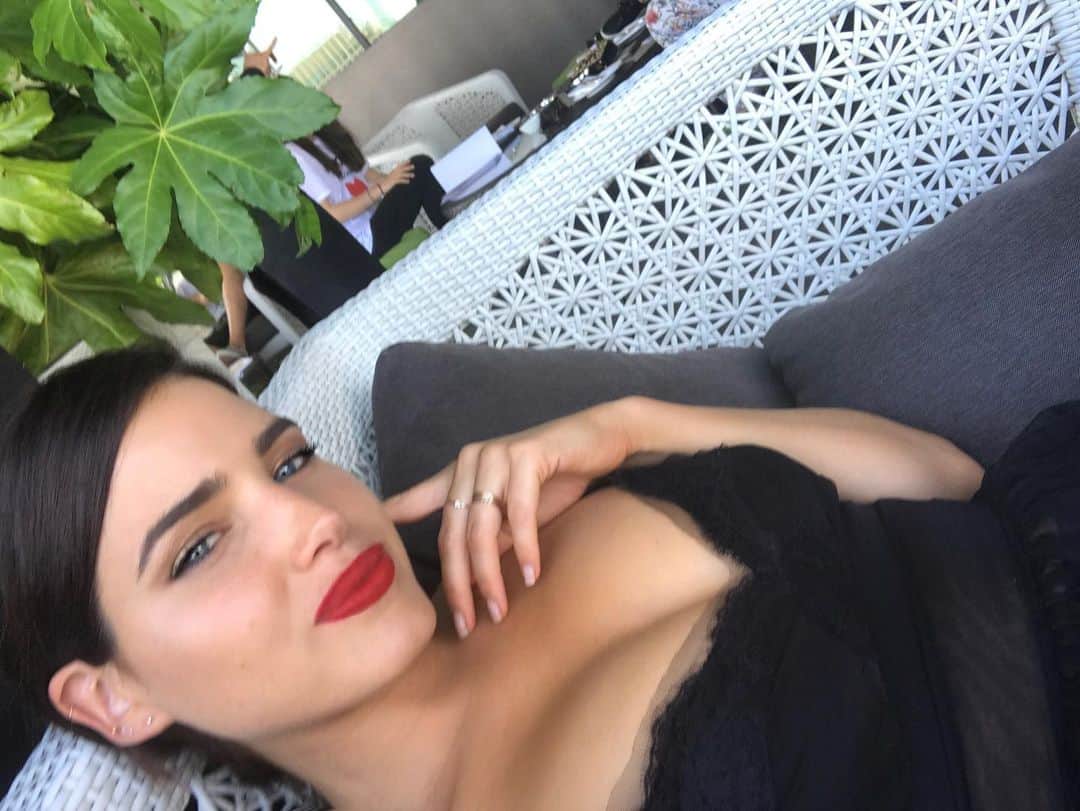 タニー・アトキンソンのインスタグラム：「Red lips sink ships」