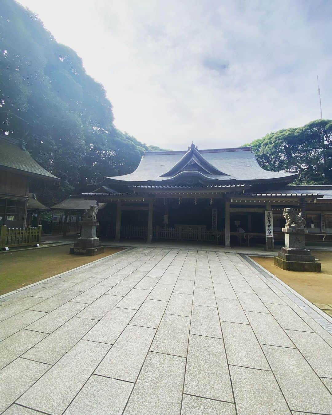 SHOCK EYEさんのインスタグラム写真 - (SHOCK EYEInstagram)「猿田神社⛩ ここは本当すごい。 鳥居の前で写真撮ろうとしたら、iPhoneがバグってしまい、写真撮れず、再起動したっけ💦 悠久の時を感じる境内、時が止まったような感覚。 いやー、またいきたいな。 #猿田神社 #神社 #みちひらきの神様 #みちひらき #shrine #撮る写真 #全て白みがかる #なぜ？#千葉 #銚子」8月6日 10時56分 - shockeye_official