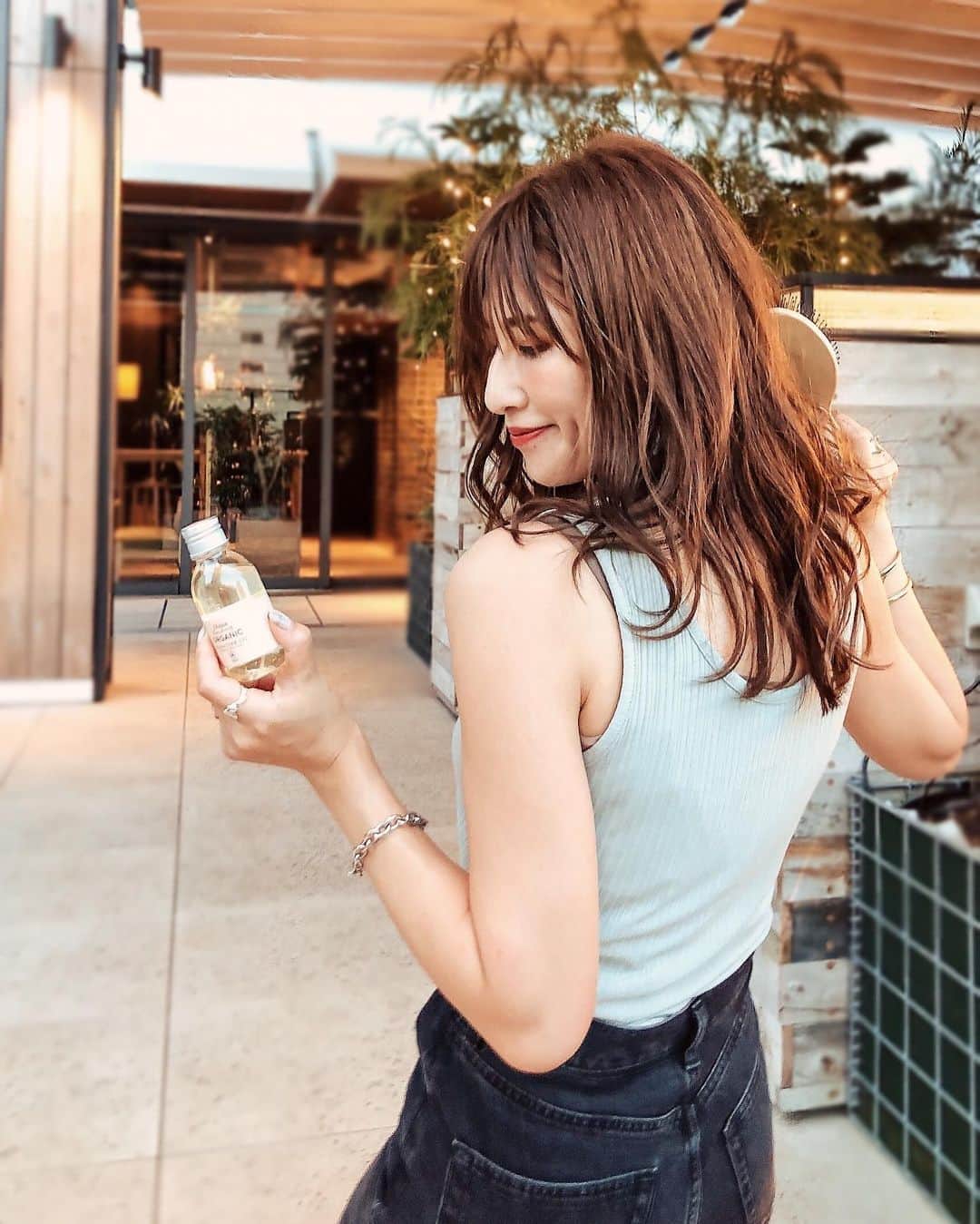 のインスタグラム：「大好きなコスキチ最近の購入品🌱 ☑︎クッションブラシウェットブラシ  ☑シグネチャーオイル ・ 『ダイアンオーガニック』 は @cosmekitchenと @dianebonheur の共同開発コラボ商品って知ってました？？ ・ 地球環境に配慮したサスティナブル、 開発途上国の児童労働の撤廃や 女性の地位向上・自立支援に繋がるフェアトレードを大切にしているブランド。 ・ とっても好感がもてるし、 これからのモノ選びにはそういうコトも『意識』しようねって息子にも伝えました🌿 ・ シグネチャーオイルは前から愛用中で、 ちょうど無くなるとこだったから買い足し😊🌱 ベルガモット＆セージを使ってたから 今回はローズ&ネロリに🌹 顔、髪、身体と全身に使えて、サラッとしてるしいい匂いなの☺️ ・ 髪の毛先につけて、濡れ髪を作ったりウェットな質感を作れるからヘアスタイルが垢抜けて見えるよ✨ ・ 「ウェットブラシ」とコラボしたクッションブラシはお風呂上がりでも寝起きでも髪が絡まず、スルスル〜って軽くとけることに感動🥺✨ ・ オイルと一緒に使えばツヤも長持ちしてめっちゃいい！！早く買えばよかったよ😳🌿 ・ ・ #ヘアスタイル #ヘアケア #ロングヘアアレンジ #ヘアオイル #ボディオイル #ヘアケア用品 #セミロング #ヘアカラーアッシュ  #ダイアンオーガニック #dianeorganic #コスメキッチン #cosmekitchen #ビープルバイコスメキッチン #bioplebycosmekitchen #サスティナブル #フェアトレード」