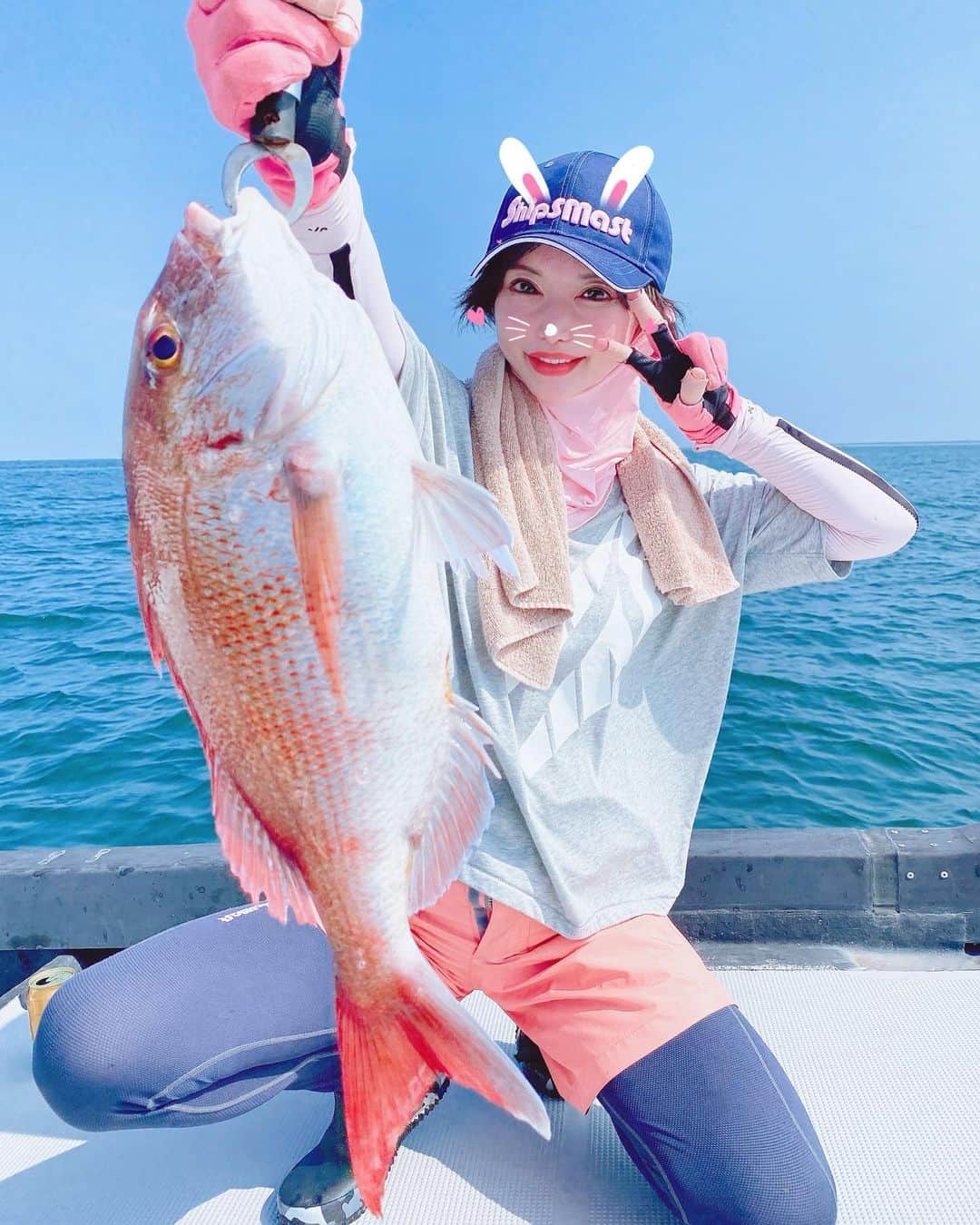 里美ゆりあのインスタグラム：「初のタイラバ釣り！！  真鯛1キロ以上大きいの3本釣り上げました(✿˘艸˘✿)♡♡・*:..｡o○☼*ﾟ・*:..｡o○☼*ﾟ・*:..｡o○☼*ﾟ  男性で言うと3人の良い男が、 つ💓れ💓た💓  大事なとこのチャックが空いてるのはいつでも準備万端ってこと笑(ただの閉め忘れ)おおきに💛  #東京湾 #釣り #真鯛 #初めての #タイラバ #ありがとうございました #釣り丸 #出たい」