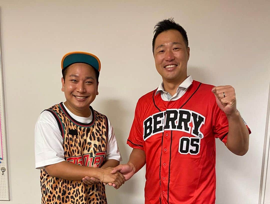 関本賢太郎さんのインスタグラム写真 - (関本賢太郎Instagram)「虎バンYouTubeでなんとベリーグッドマンのMOCAさんと共演しました👏  歌は言うまでもないですがトークが面白すぎてずっとお腹痛いです😂 高校野球トークありアーティストの話ありもちろん阪神の話もそしてMOCAさんの生歌まで💪💪💪 笑いと涙と感動の3時間です‼️  #虎バン #虎バンYouTube #阪神タイガース #ベリーグッドマン #MOCAさん #関本賢太郎 #高校野球 #甲子園 #パワーソング #Dreamer #夏の始まり #ABC柴田アナウンサー #ABC津田アナウンサー」8月6日 11時07分 - sekimoto_kentaro