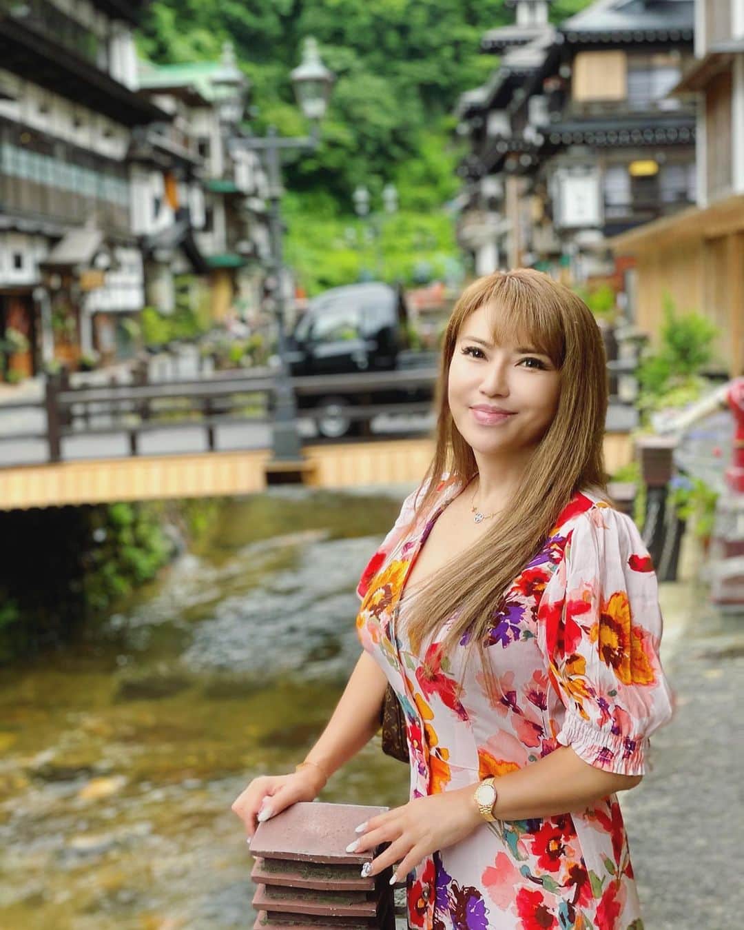 selfieneのインスタグラム：「#銀山温泉 アクセスが悪くなかなか行く機会がなかった 「おしん」「外人の女将」で一時有名になったから、前から行きたかった場所。 銀鉱山の麓、自然とノスタルジックな町並みが調和して、昼も夜も美しい。 もちろん泉質もいい感じでしたよ✨ また行きたい😊 #温泉好きな人と繋がりたい  #国内旅行  #投資女子  #山形　行ったの2回目」