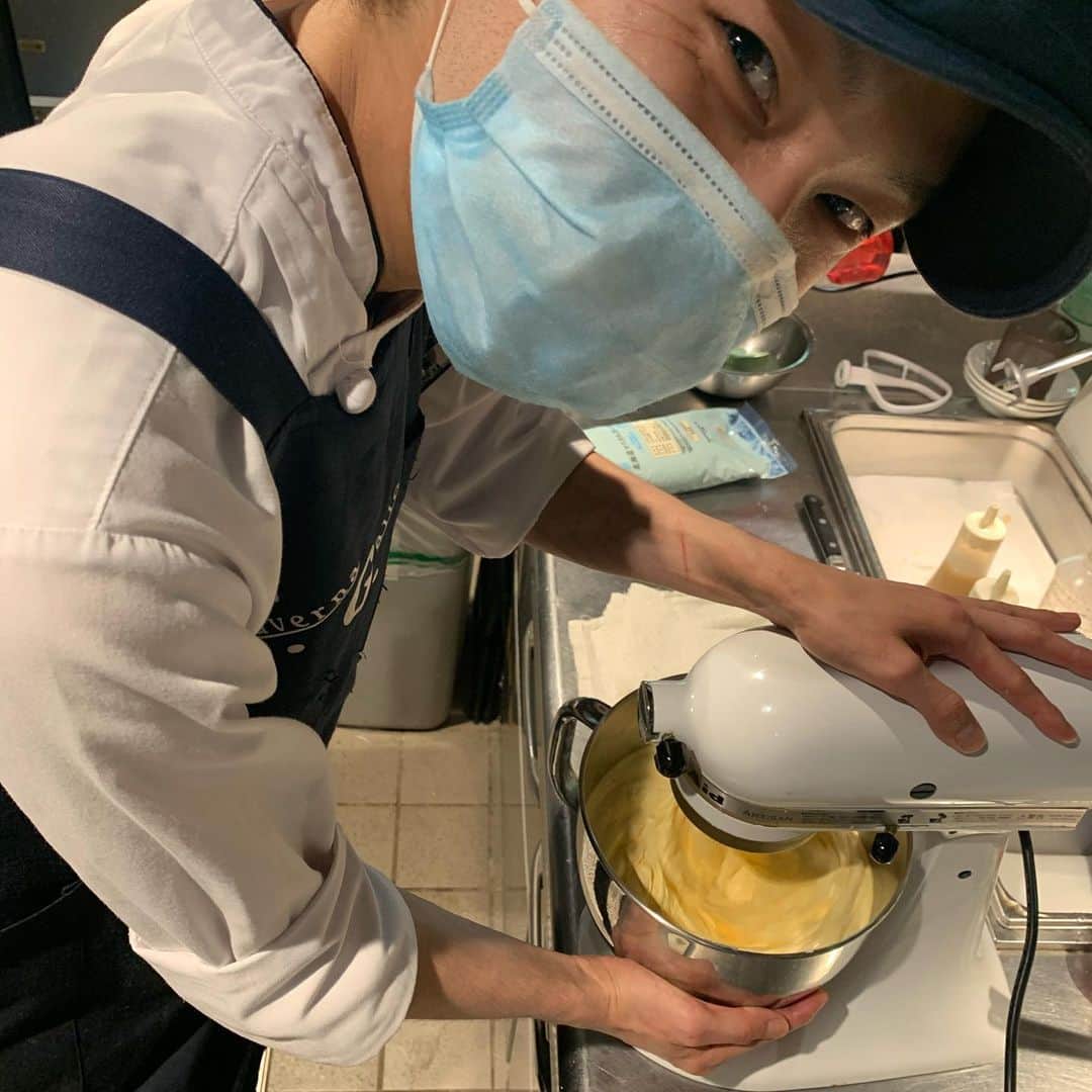 T.G.HEARTH TGハースのインスタグラム：「こんにちはTGハースです！﻿ 暑い😵ですね💦﻿ 美味しいデザート作ってるので涼みがてらちょっと寄ってみてはいかがでしょうか😘✨✨﻿ ﻿ ﻿ チキンフルサイズ¥1980とお得になってます‼️﻿ すぐ電話↓↓↓期間限定なのでお早めに〜💕💕💕﻿ ☎️03-6416-9445←ﾖｳﾁｪｹﾗ👍﻿ ⭐️旨辛フェアも絶賛開催中なのでテイクアウトチキンの味変更やハーフ&ハーフも対応してます🤓﻿ ﻿ ﻿ ◆モバイルオーダーも出来るようになりました✨﻿ プロフィールからHPをアクセスしてください♪﻿ モバイルオーダー﻿ https://tgh.for.dinii.jp/﻿ ﻿ ◆Uber eats・menu・出前館によるデリバリー﻿ 11:30〜21:00﻿ ﻿ ◆LINE@登録お願いします♪﻿ https://lin.ee/g0H4jc6﻿ ﻿ ﻿ 皆さまの笑顔に会えますように！💕💕💕﻿ ﻿ #TGハース#代官山ディナー#代官山ランチ#恵比寿グルメ#恵比寿ビストロ#恵比寿ディナー#代官山グルメ #ハース #代官山テイクアウト#恵比寿ランチ#ラクレット#チーズ#ロティサリーチキン#恵比寿ご飯#menu#恵比寿ワイン#テイクアウト#渋谷ディナー#恵比寿チーズ#tghearth#渋谷グルメ#渋谷ランチ#恵比寿チーズ#恵比寿カフェ#チーズケーキ#渋谷テイクアウト#恵比寿新聞#恵比寿ビール#チーズフォンデュ#恵比寿テイクアウト」